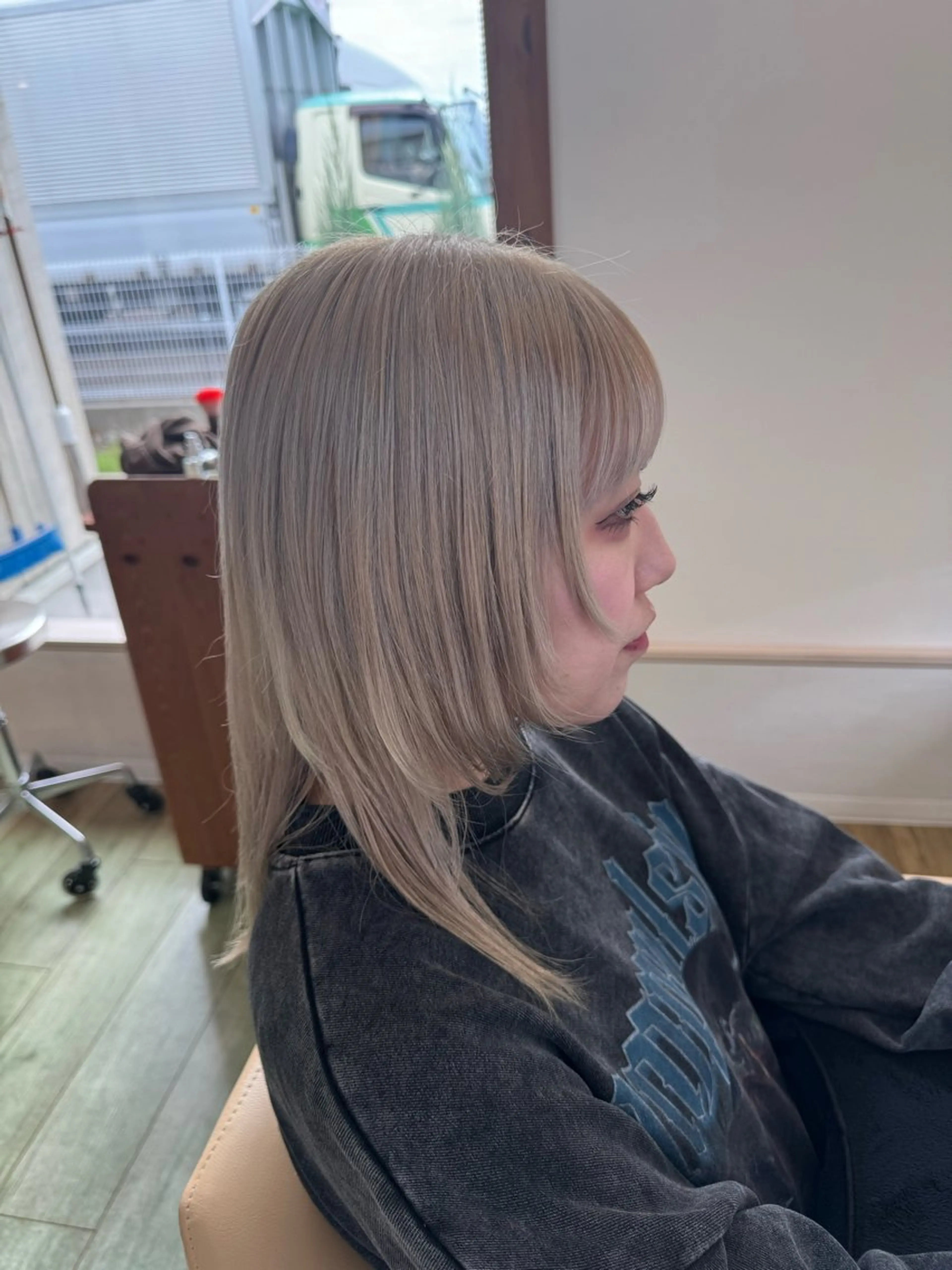 セミロング カラー ベージュカラー ブリーチ ブロンド ケアブリーチ ホワイトベージュ ヘアカラー May hair【メイヘア】所属・サイトウ ヒトミ 【メイヘア】のヘアスタイル