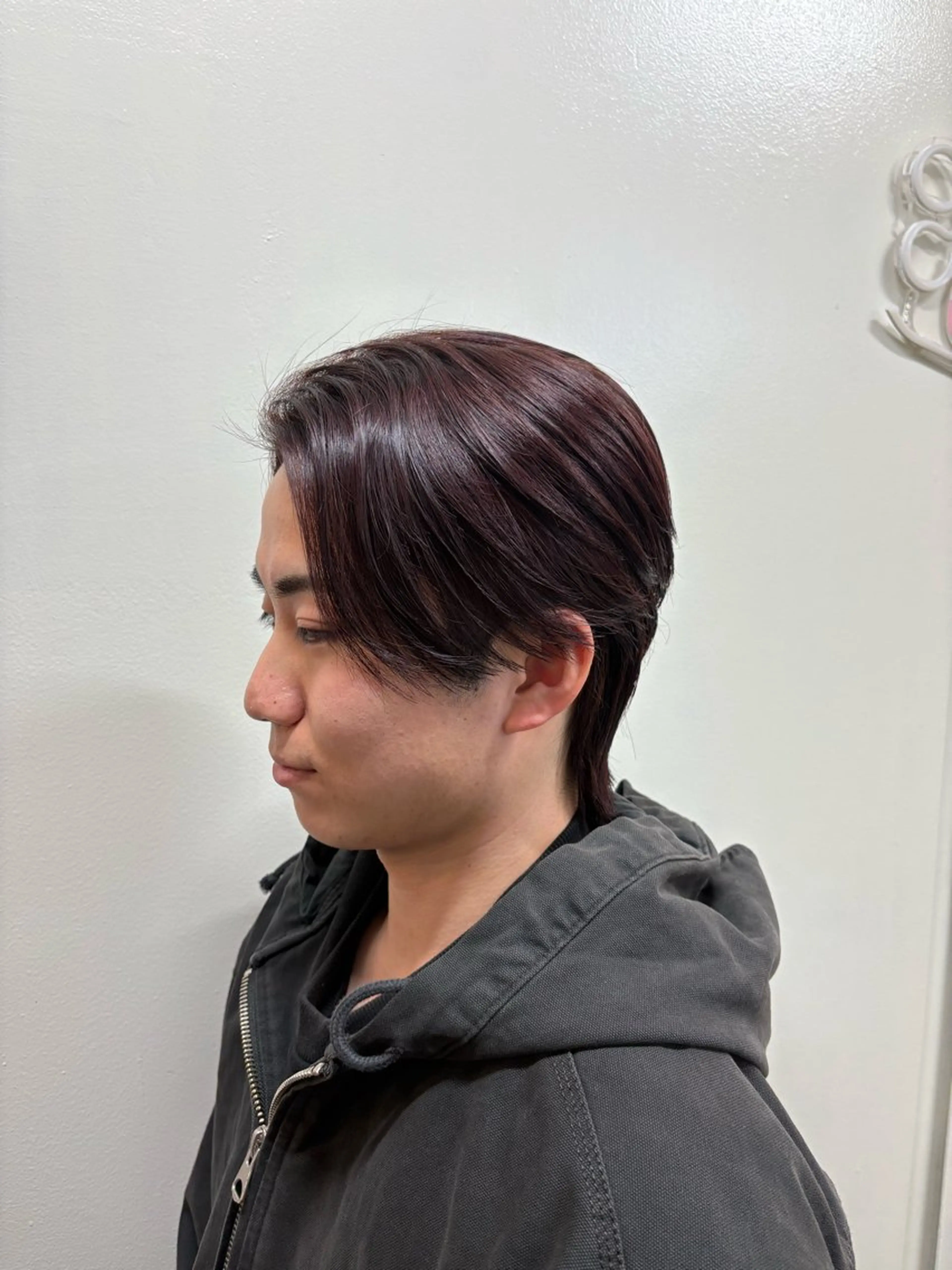 ショート カラー パーマ メンズ センターパート メンズウルフカット レッドカラー 縮毛矯正 ウルフカット カット 縮毛矯正 韓国風メンズ/毛流れ ヘアなら須田龍世のヘアスタイル