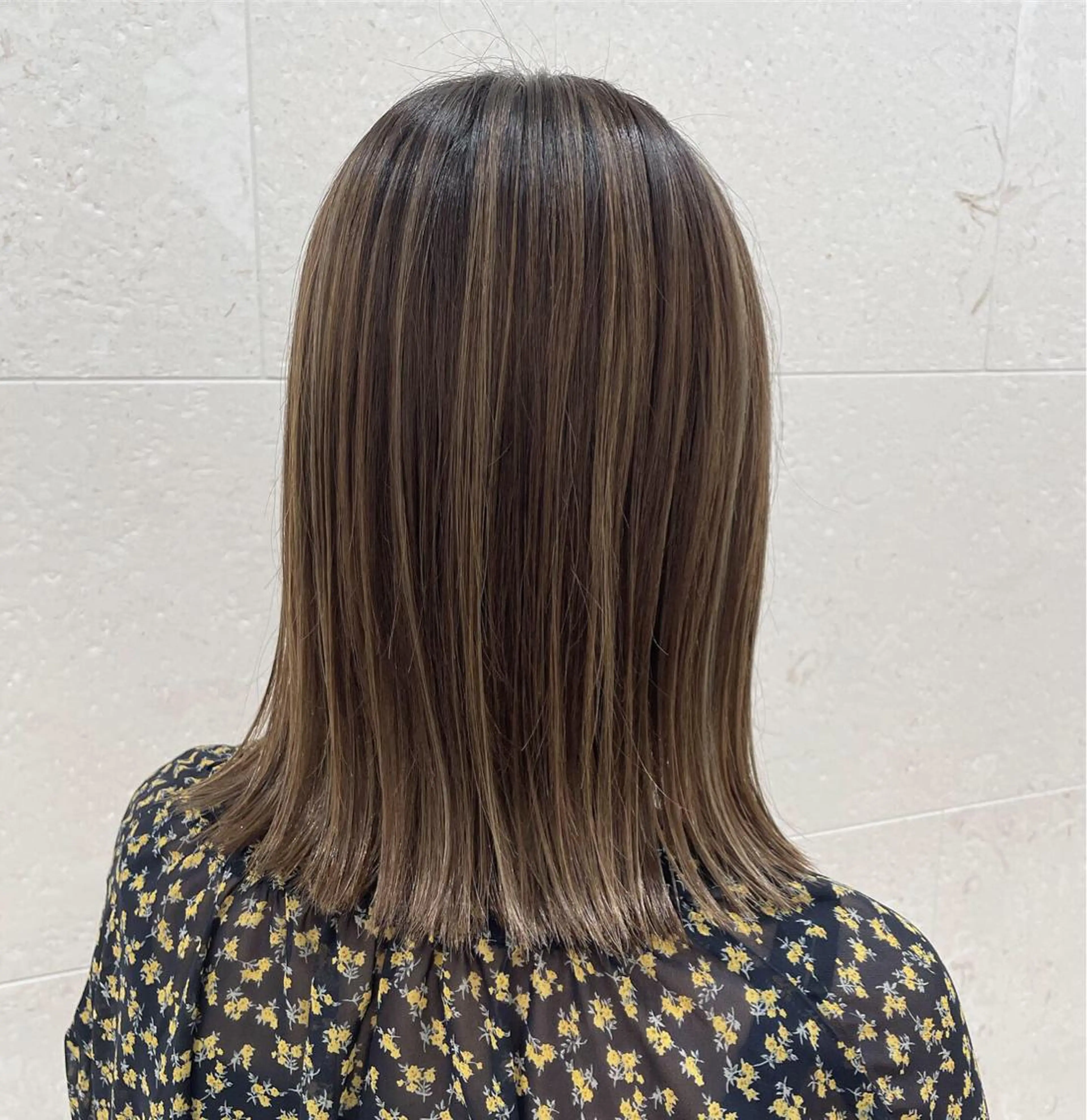 セミロング カラー ブルーカラー ブルージュ ハイライトカラー ハイライト カット ヘアカラー トリートメント 斉藤 貴也のヘアスタイル