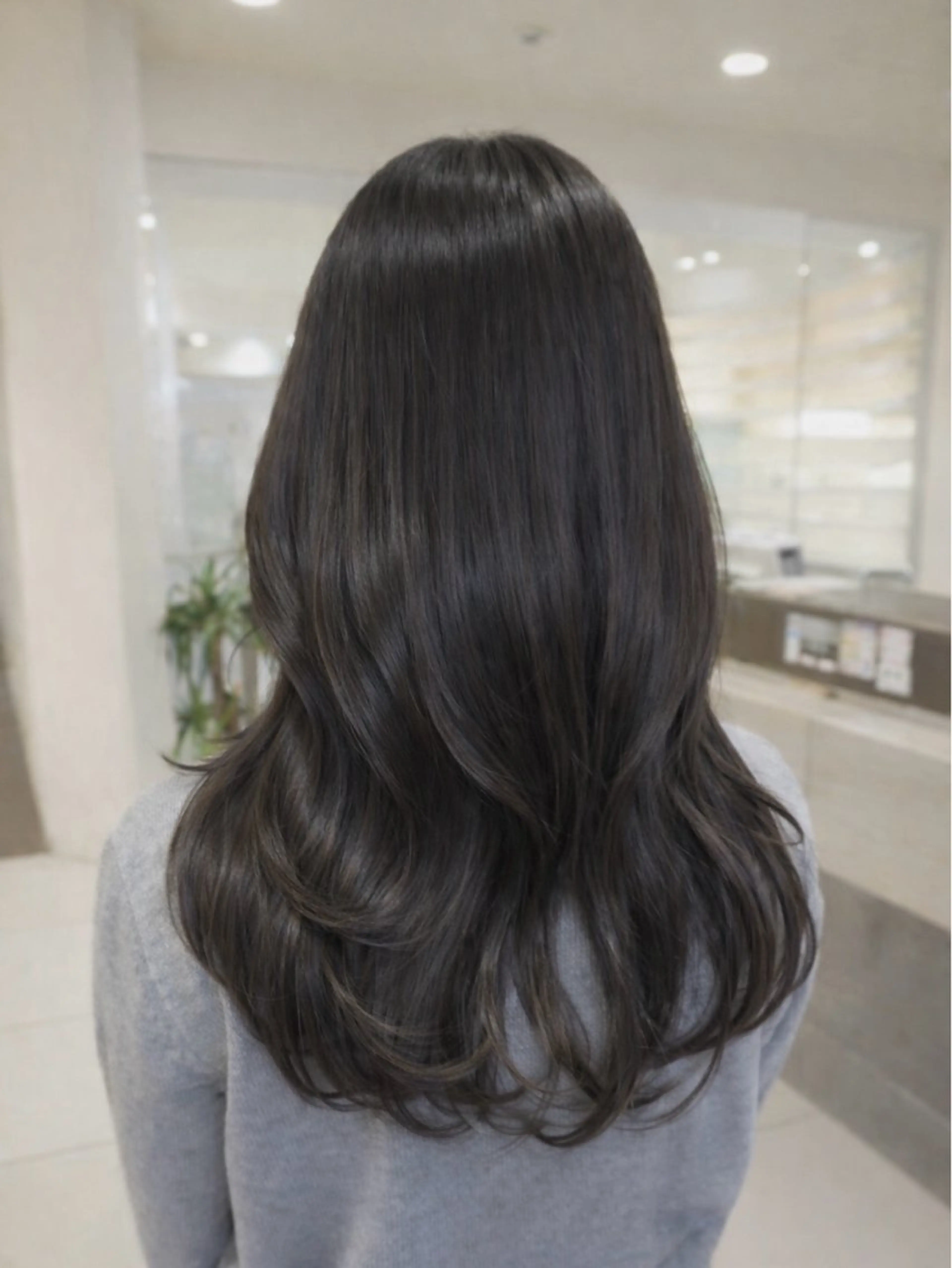 ロング 🫧オリーブカラー/ 酸性縮毛矯正銀座🫧のヘアスタイル