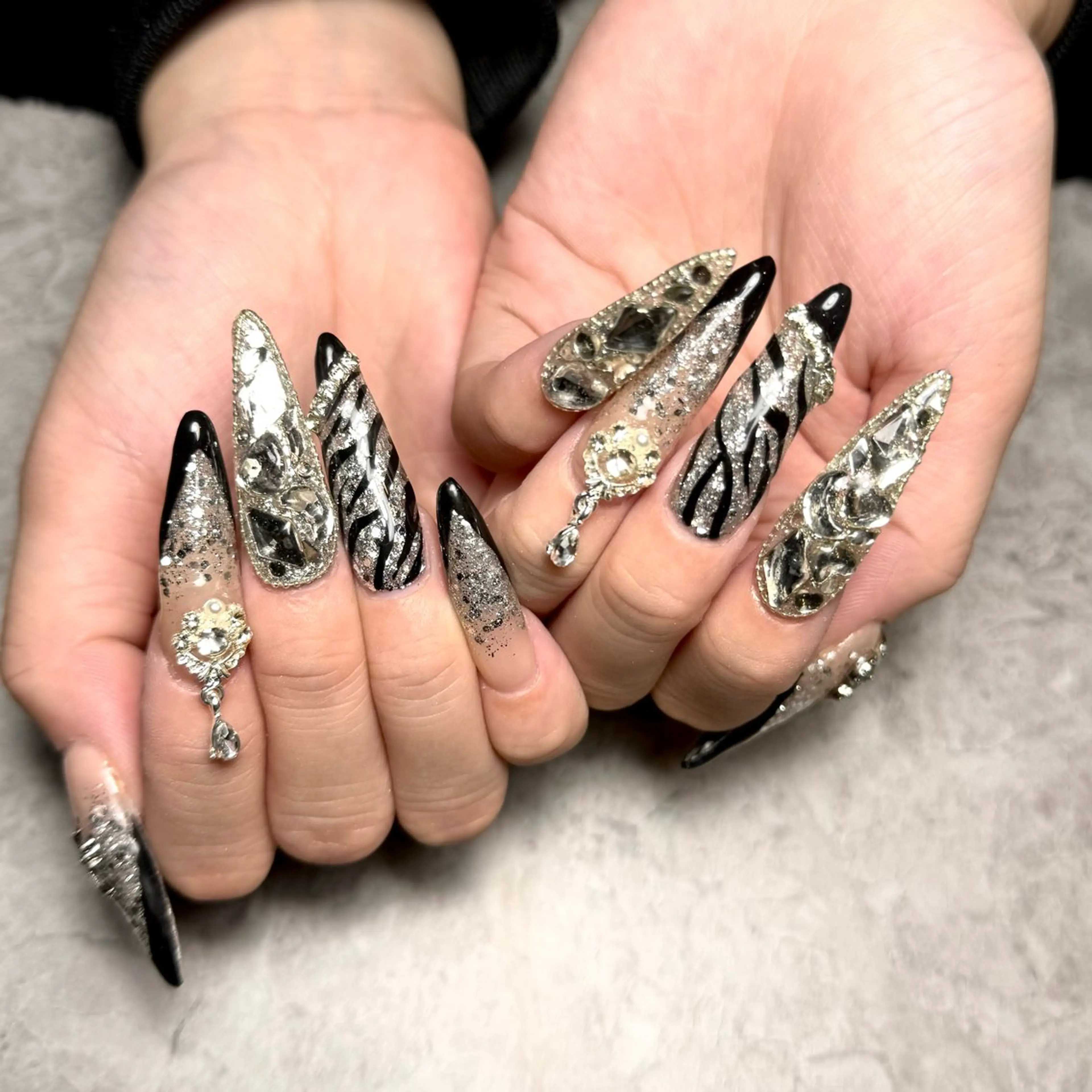 ネイル アニマル柄 キラキラネイル シルバー ハンドネイル Nail Salon Lillion【リリオン】所属・lillion karenのネイルデザイン