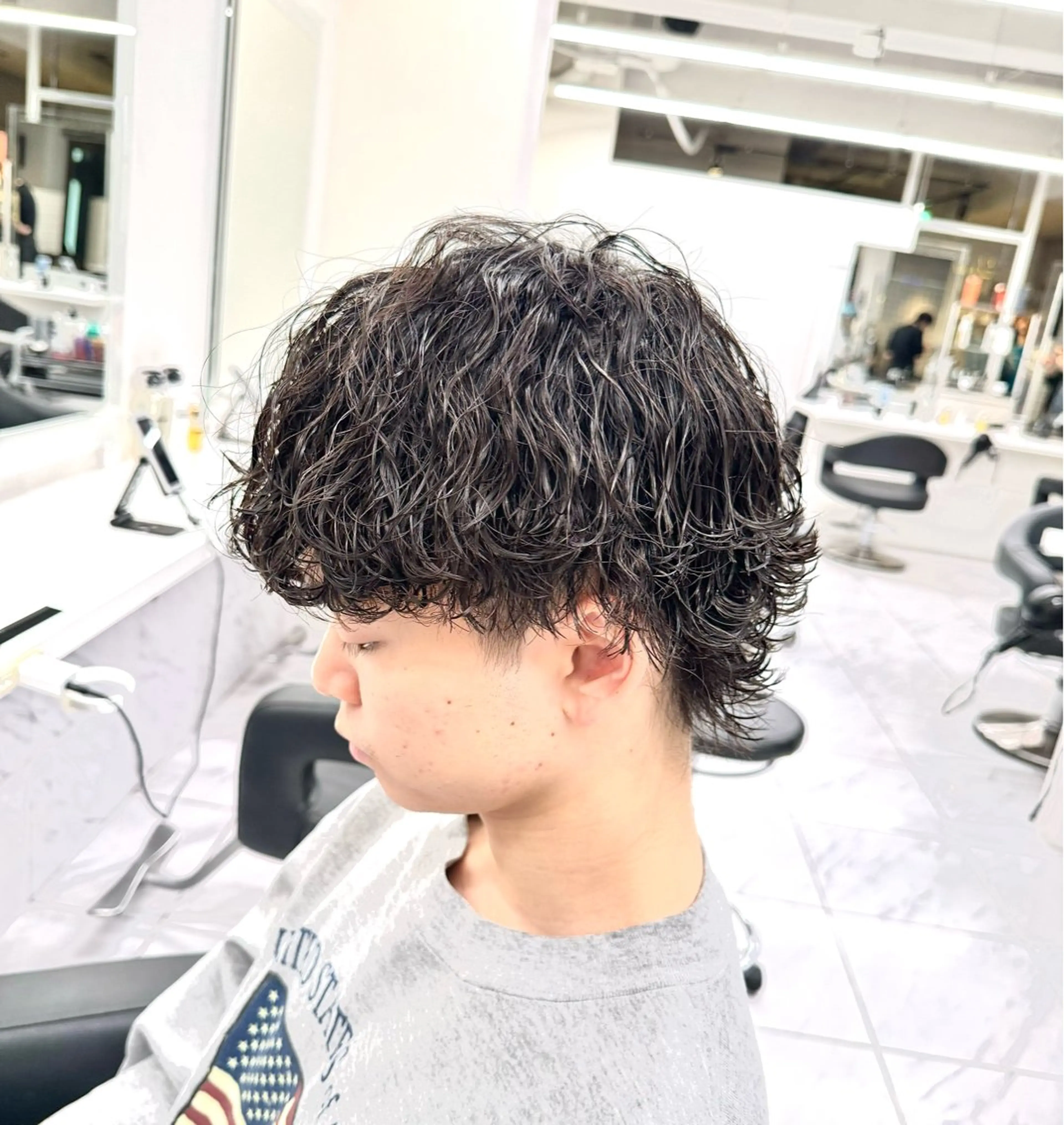 ミディアム パーマ ヘアアレンジ メンズ ミディアムパーマ メンズパーマ 波巻きパーマ メンズウルフカット ウルフカット 顔まわりカット の達人のヘアスタイル