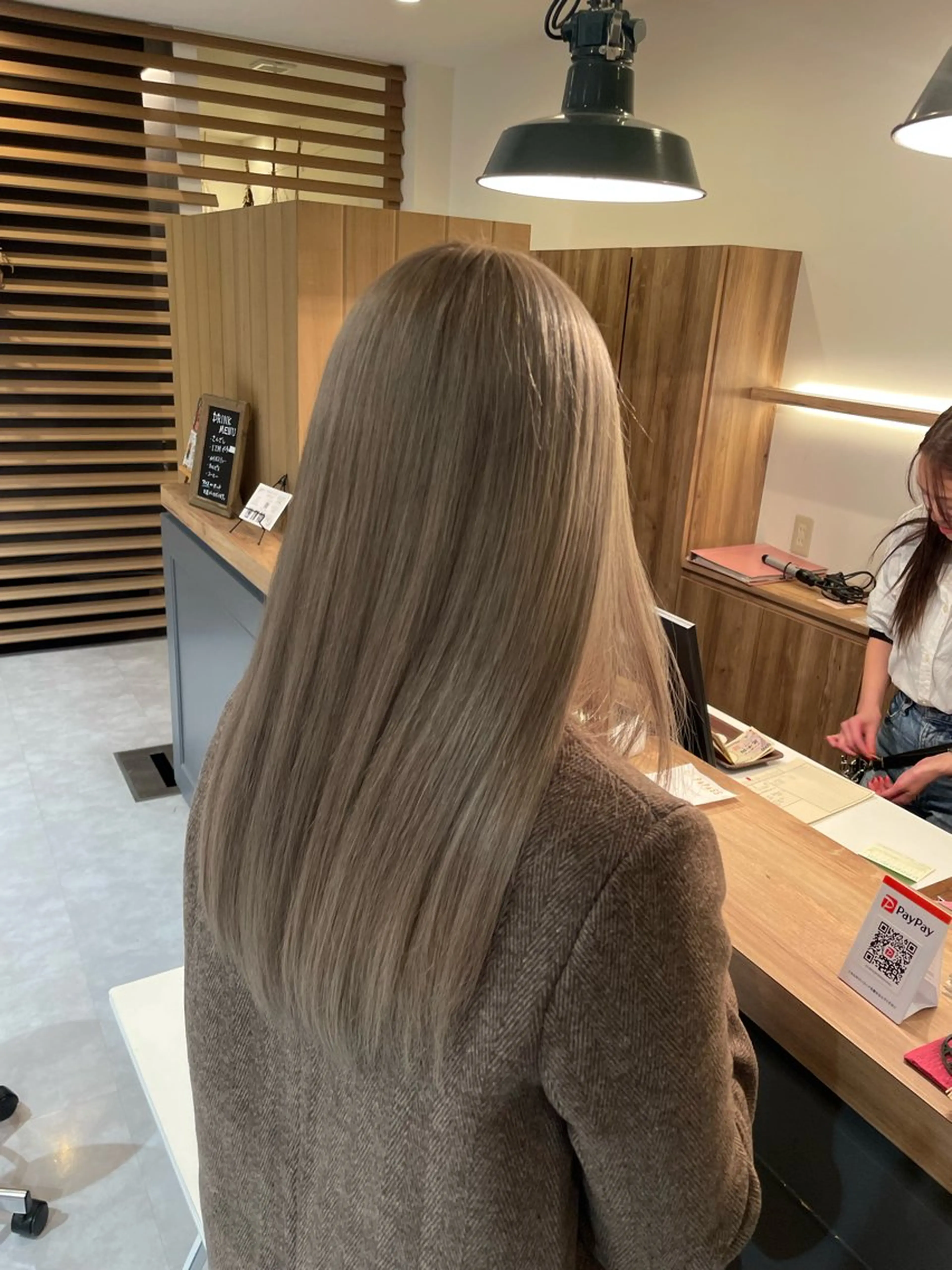 ロング カラー グレージュ 尾頃 功明のヘアスタイル