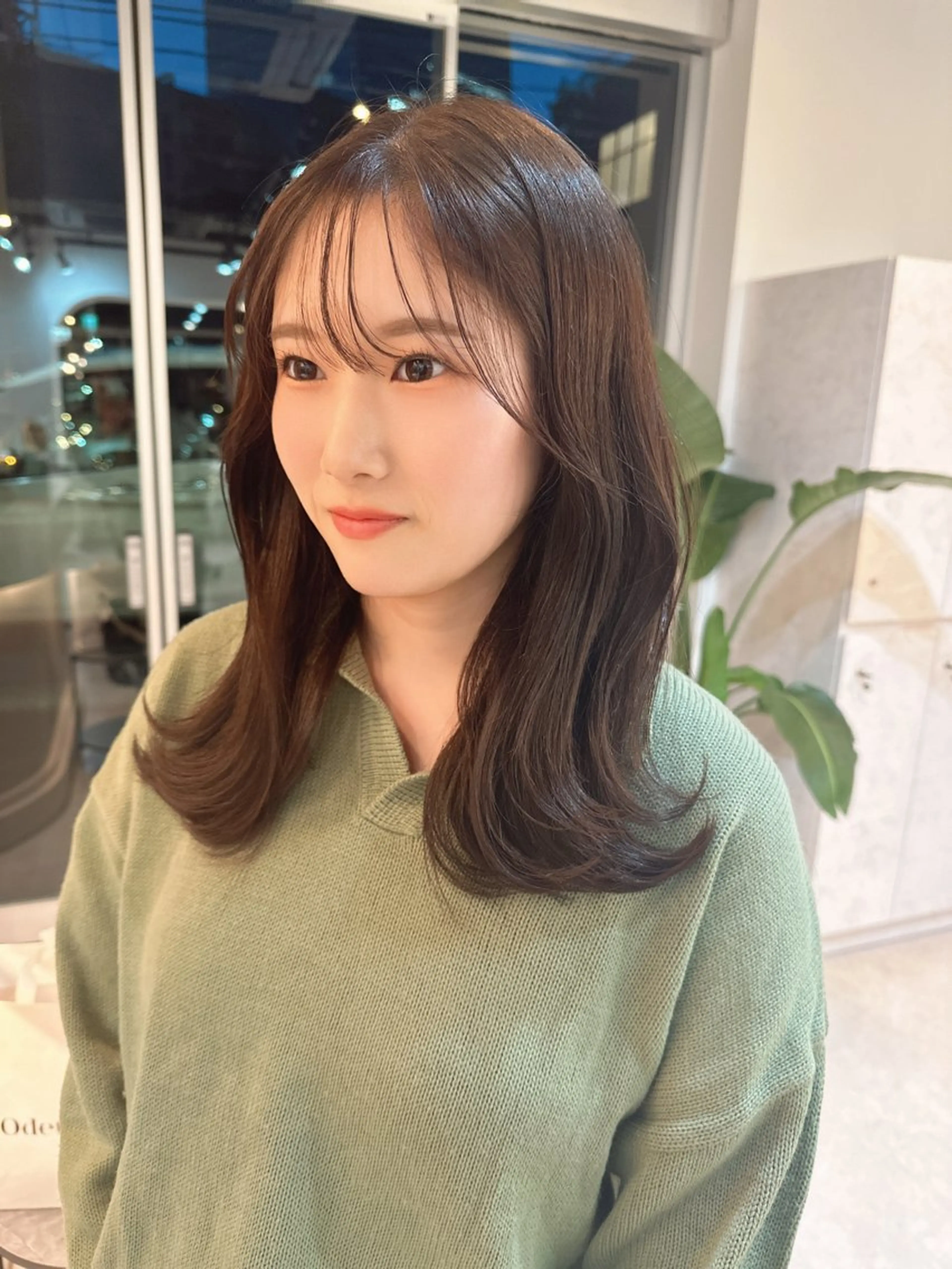 ミディアム カット ヘアカラー トリートメント Akane レイヤー/艶カラーのヘアスタイル