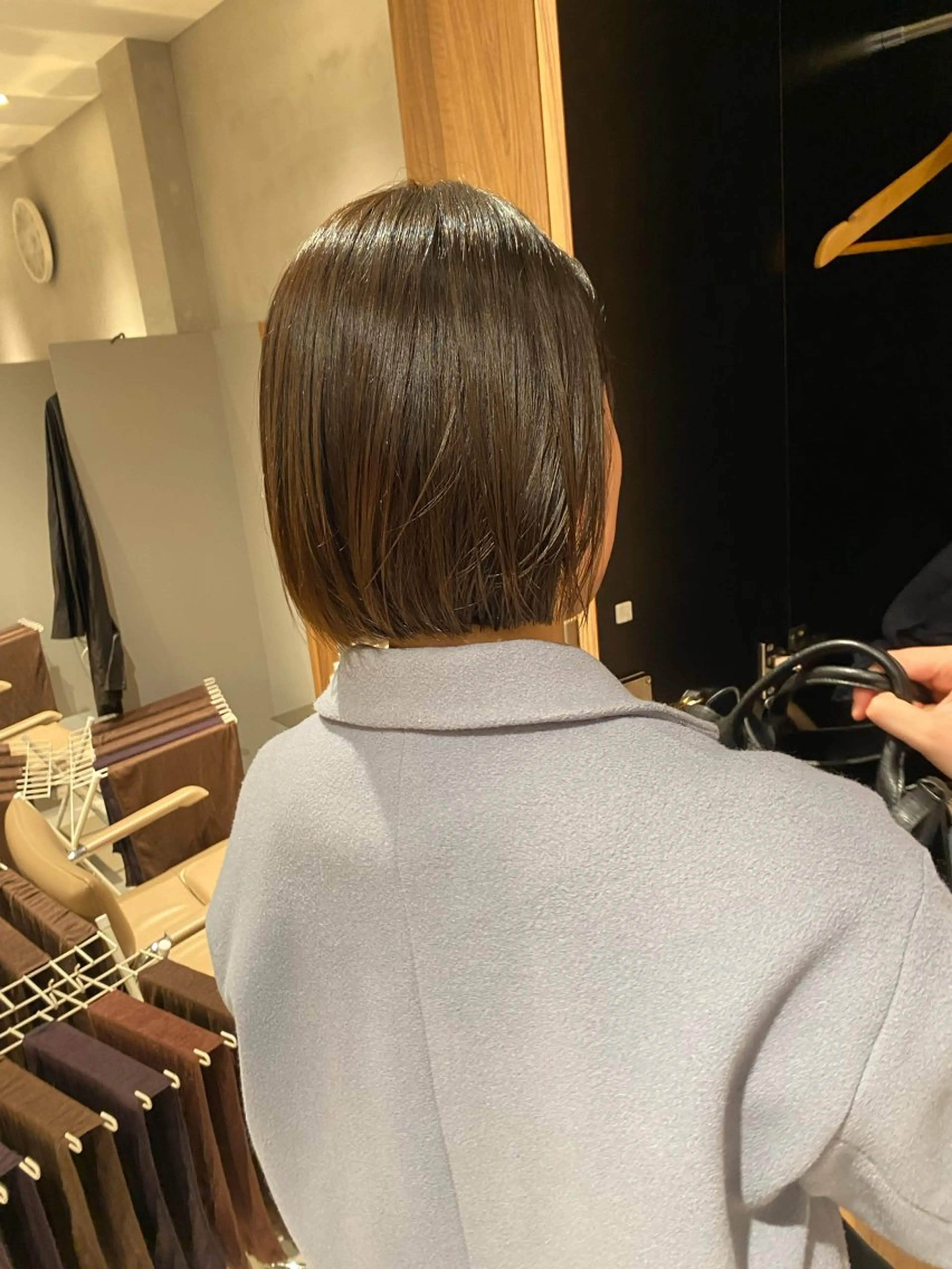 ショート ボブ ブリーチなし 寒色カラーのヘアスタイル