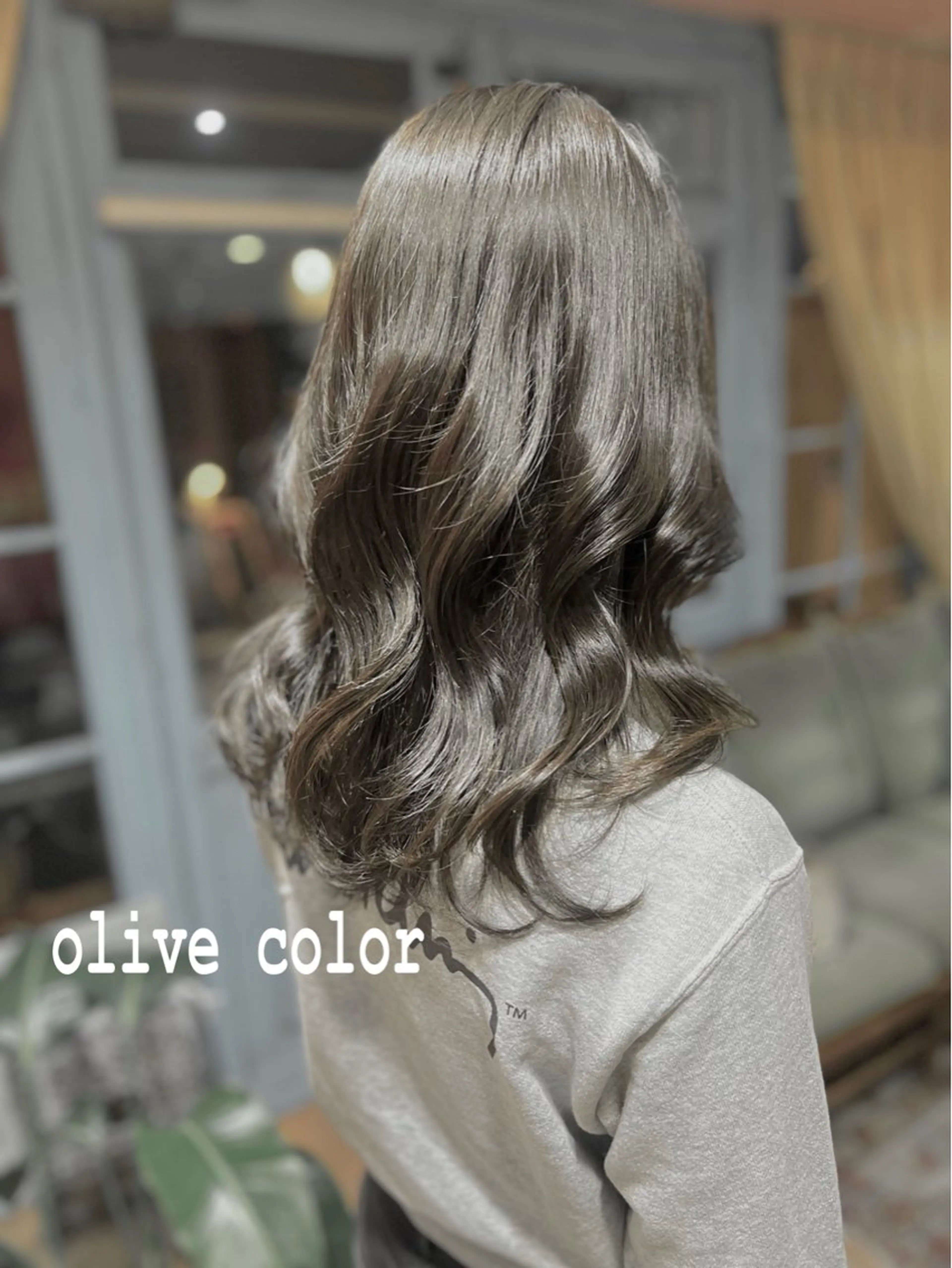 ロング カラー グレージュ オリーブグレージュ オリーブグレー moco by doll所属・PON　ハイトーン ショートカット心斎橋のヘアスタイル