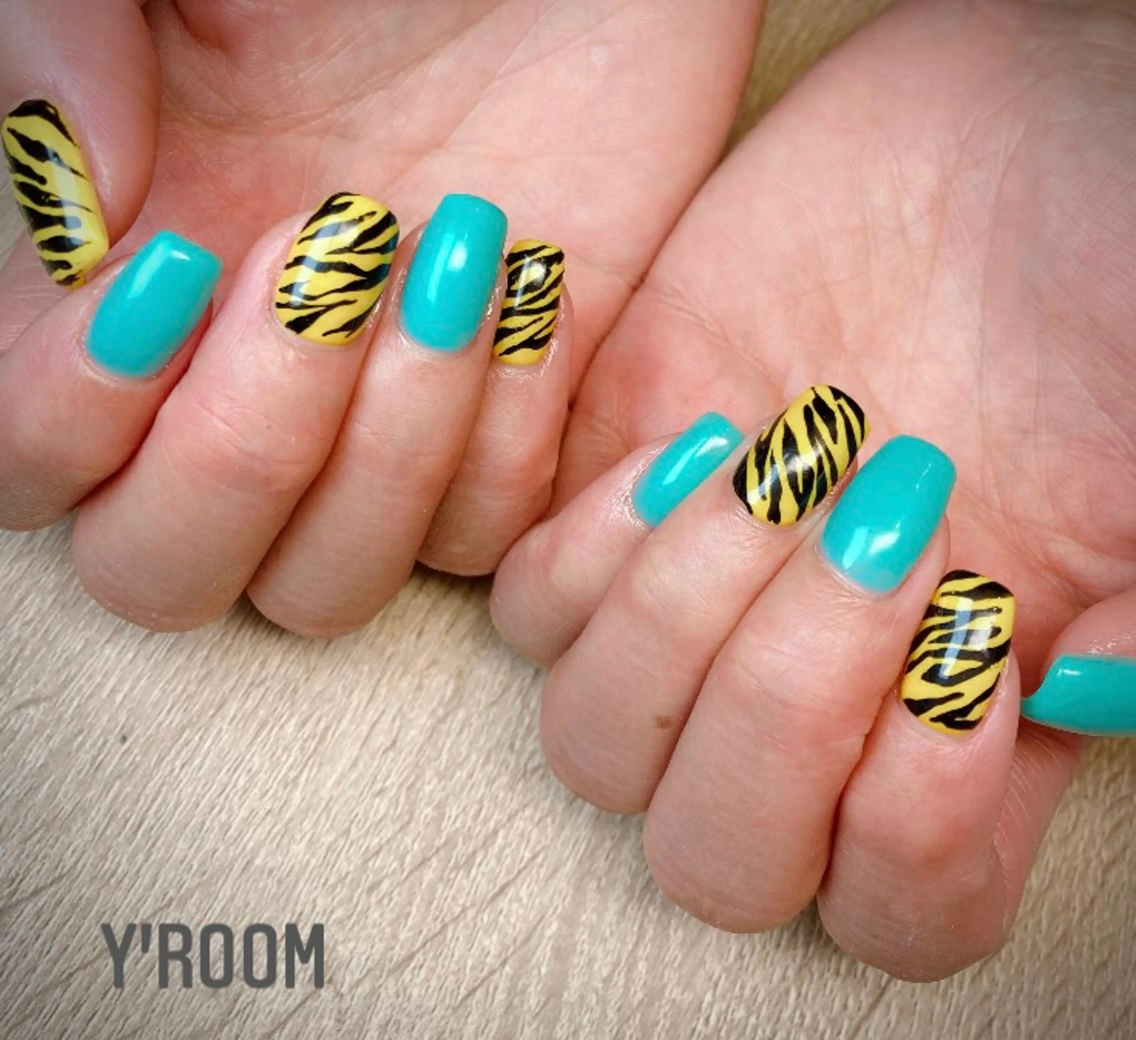 ネイル オーロラネイル フラッシュネイル ジェルネイル 氷ネイル・うるうるネイル マグネットネイル YUKA （ネイリスト）のネイルデザイン