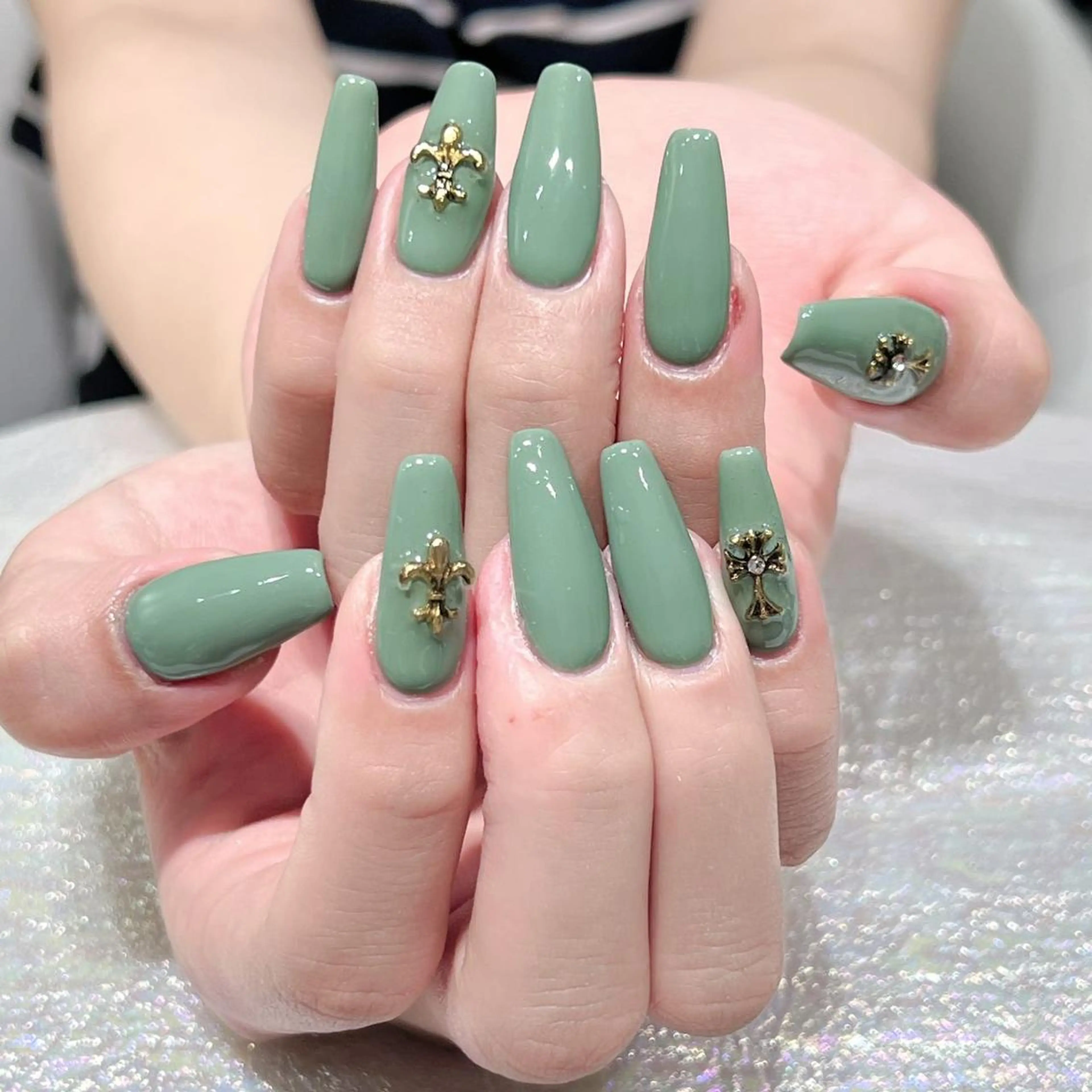 ネイル 長さ出し ネイルチップ Queens テイのネイルデザイン