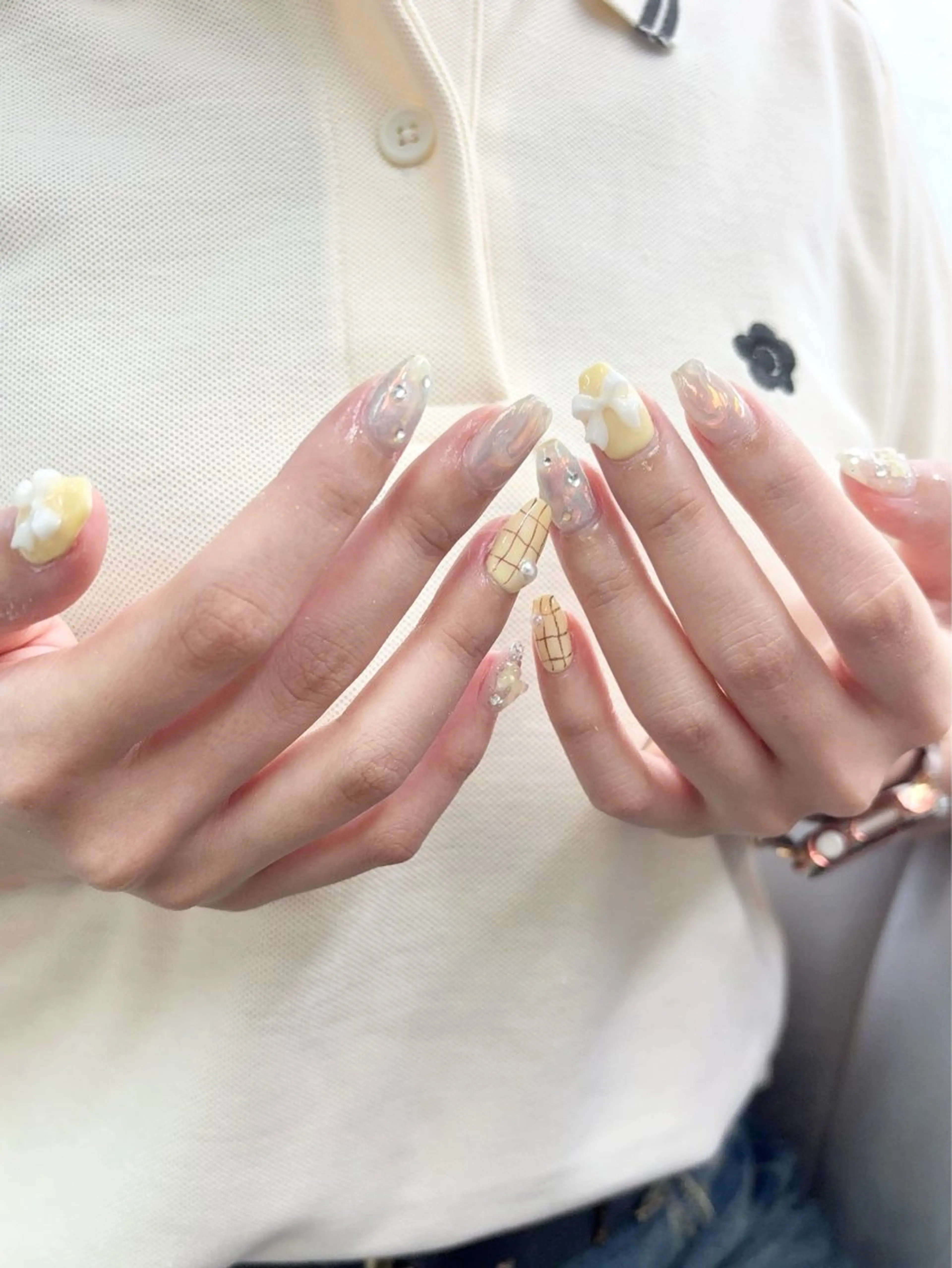 ネイル オーロラネイル 持ち込み ニュアンスネイル リボン ハンドネイル フットネイル Nailsalon mui.所属・中家 亜紗子のネイルデザイン