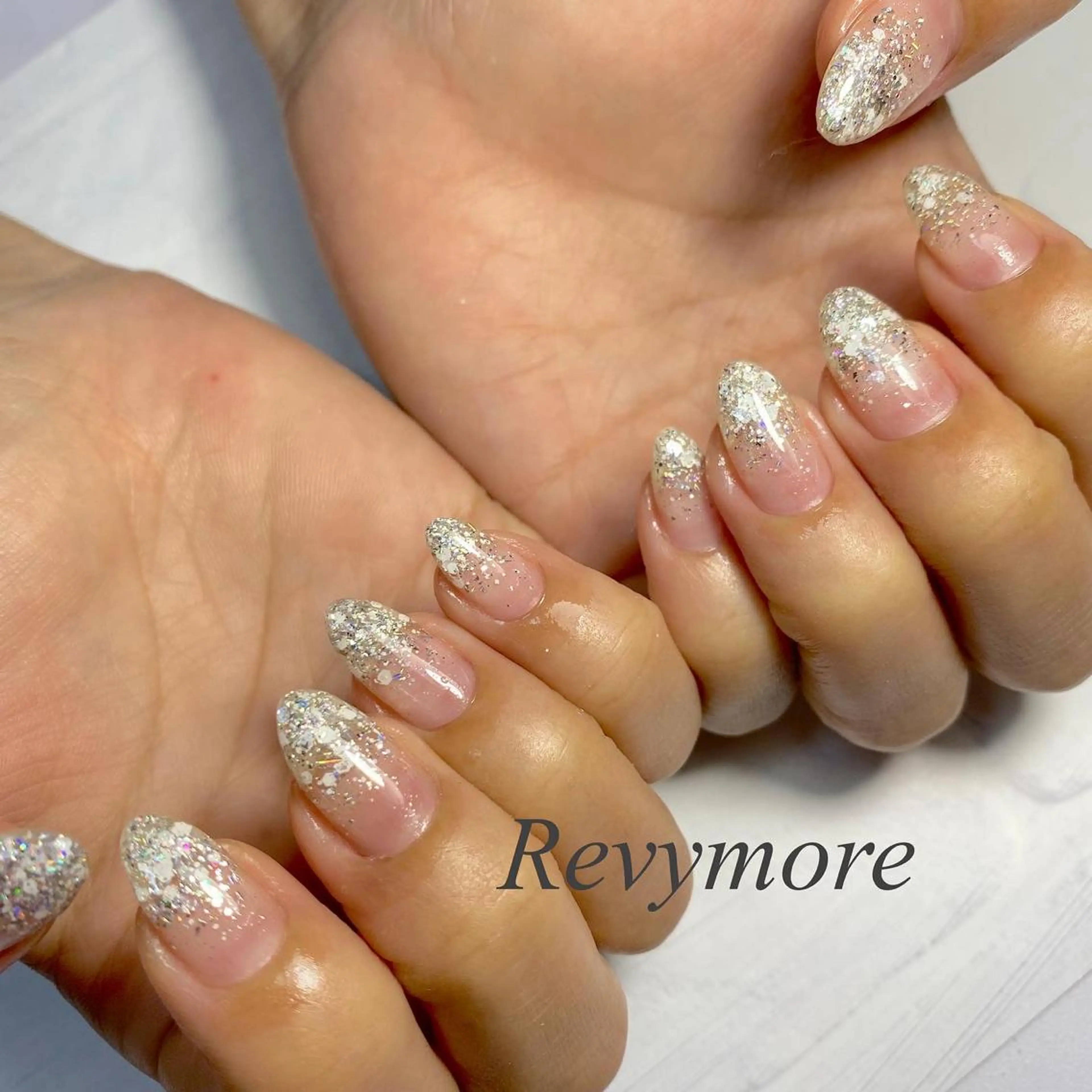 ミディアム ネイル 韓国風ヘア ジェルネイル グラデーション キラキラネイル 韓国ネイル nail salon Revymore所属・nail salon Revymoreのネイルデザイン