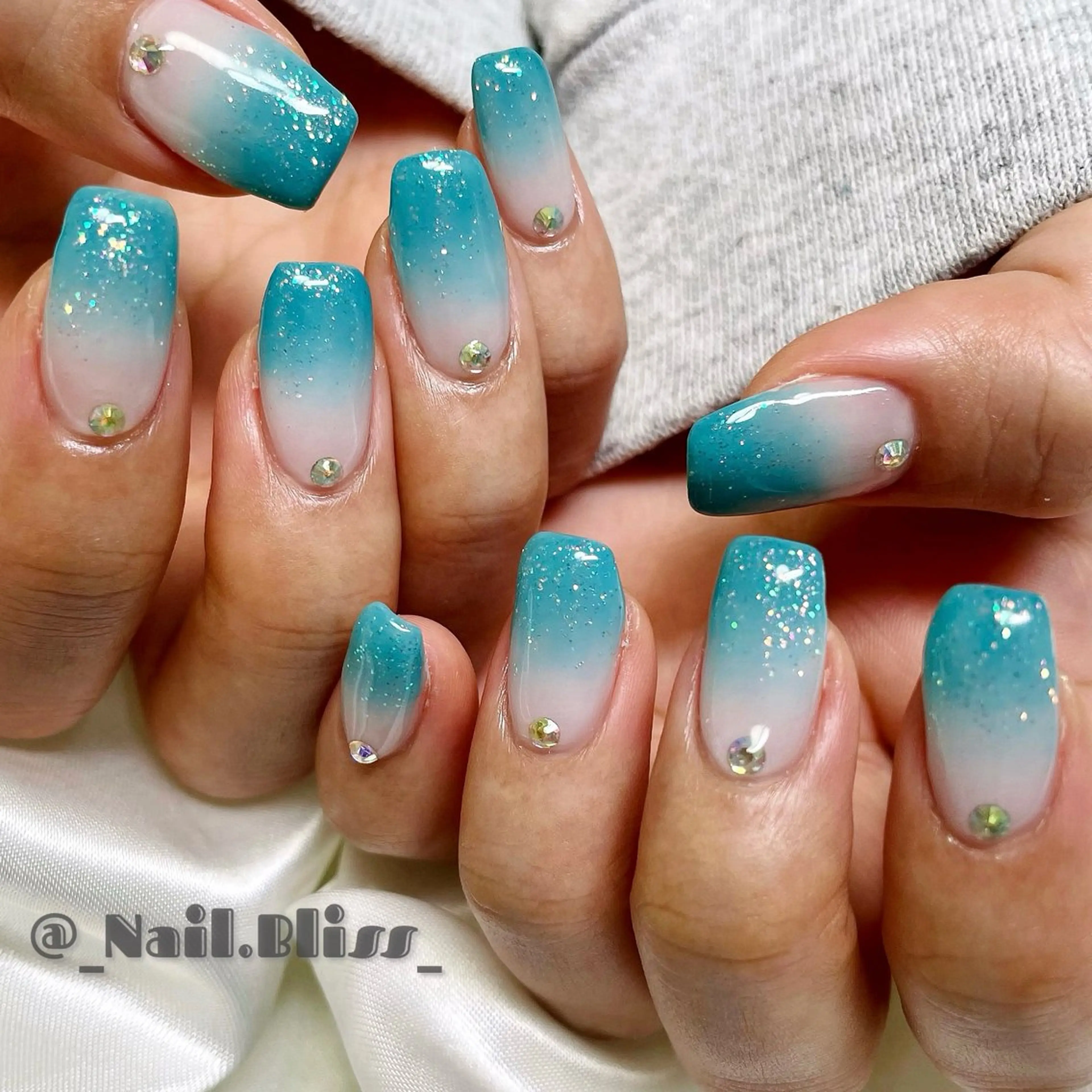 ネイル オーロラネイル グラデーション ストーンネイル ハンドネイル NAIL BLISSのネイルデザイン