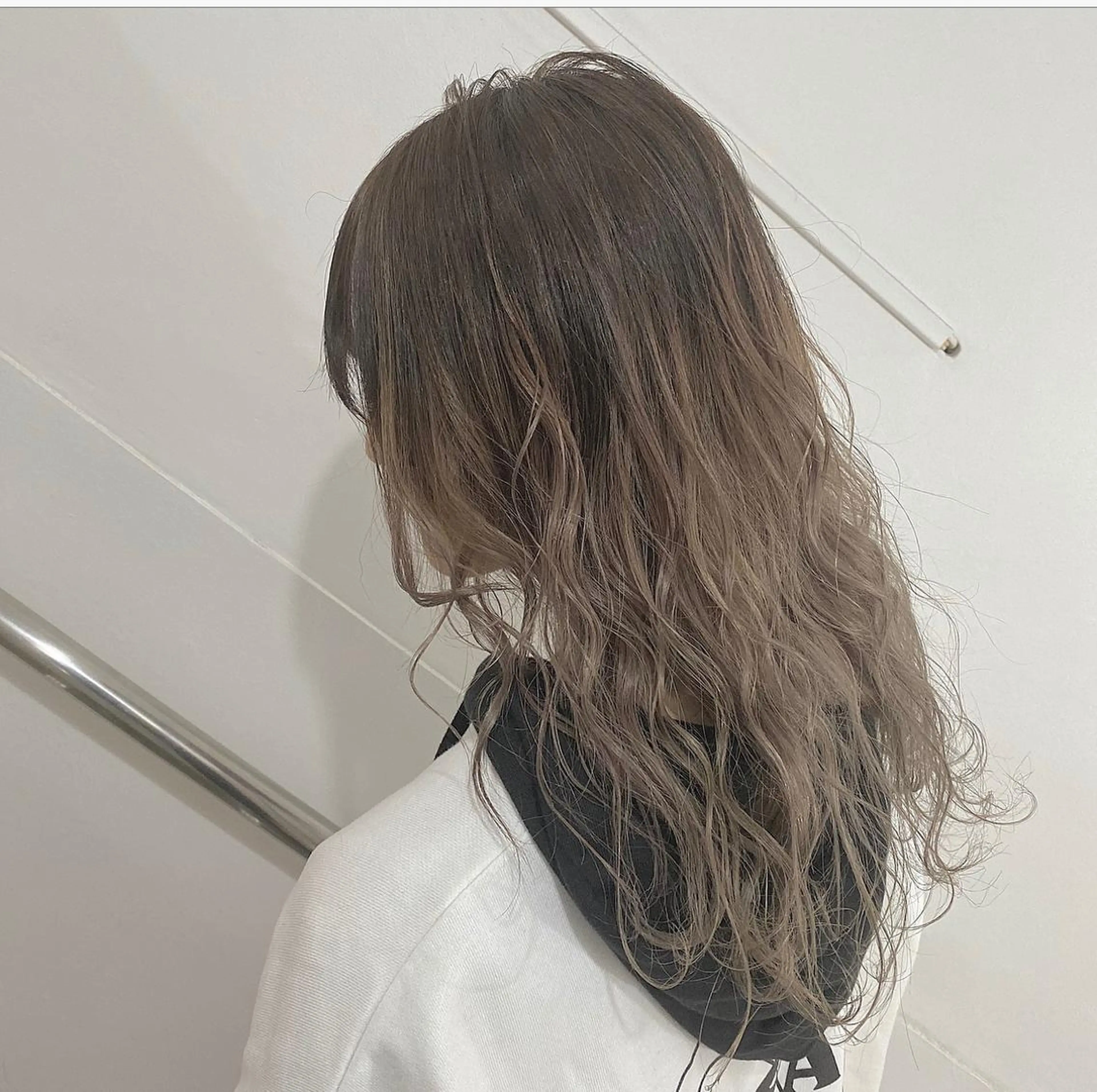 ミディアム カラー ベージュカラー グラデーションカラー ピンクカラー ピンクベージュ CLUTCH天王寺 西藤遥河のヘアスタイル