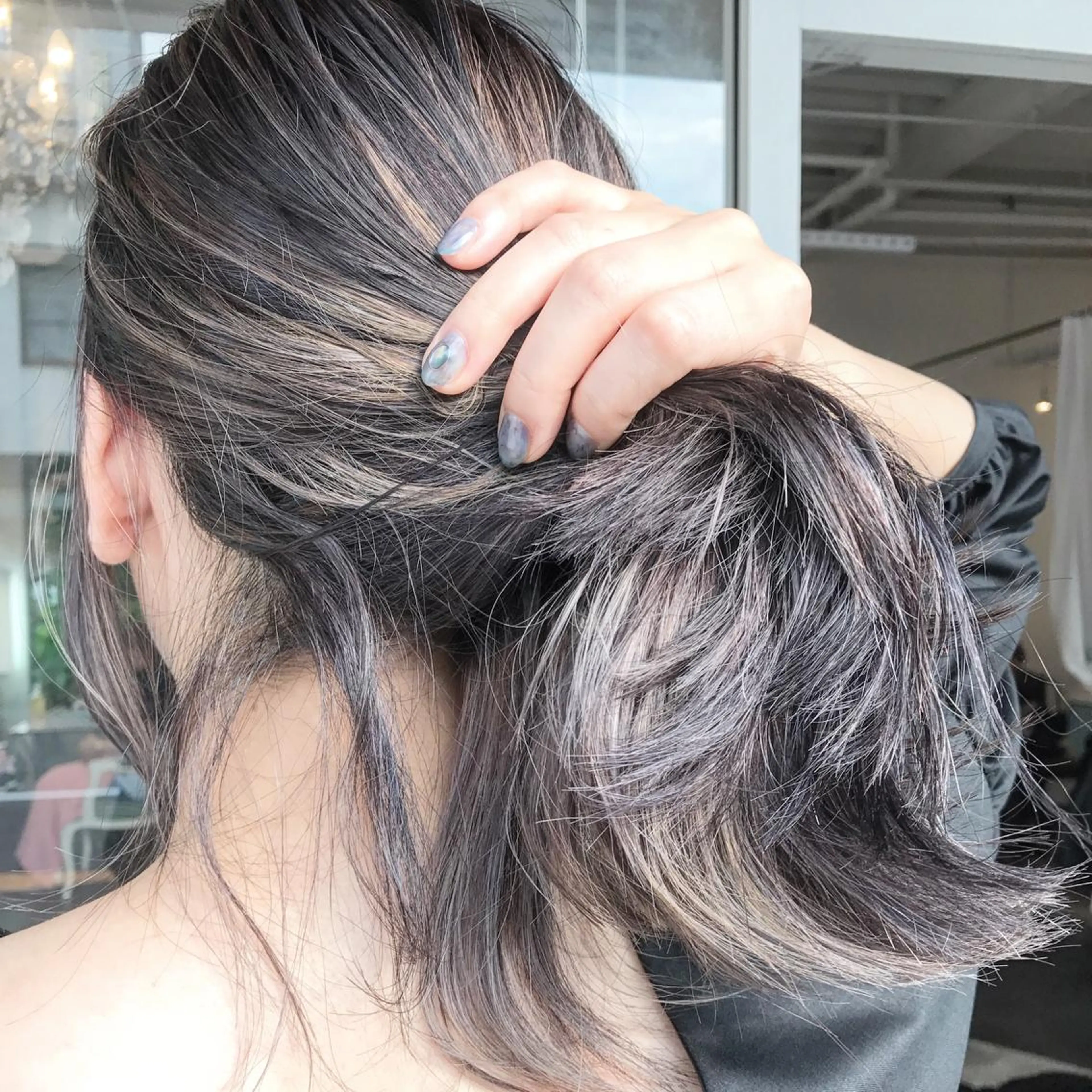 ミディアム カラー ヘアアレンジ アッシュ グラデーションカラー ハイライトカラー ハイライト おくれ毛 Mariana/ 鶴原-ハイライトのヘアスタイル