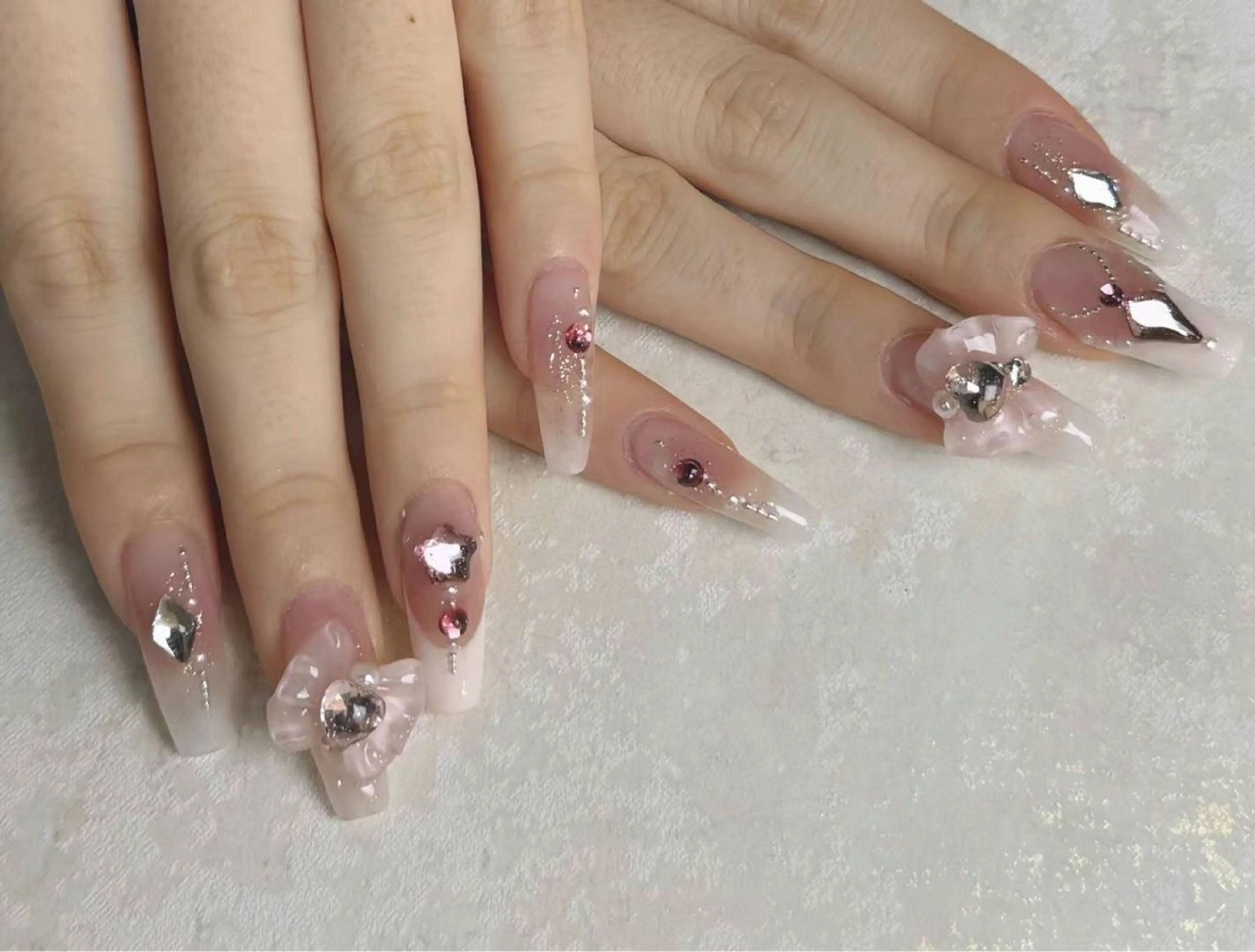 ネイル アートネイル フラワーネイル フットネイル ジェルネイル キラキラネイル Babarla　Nail　Salon所属・babarla Nailのネイルデザイン