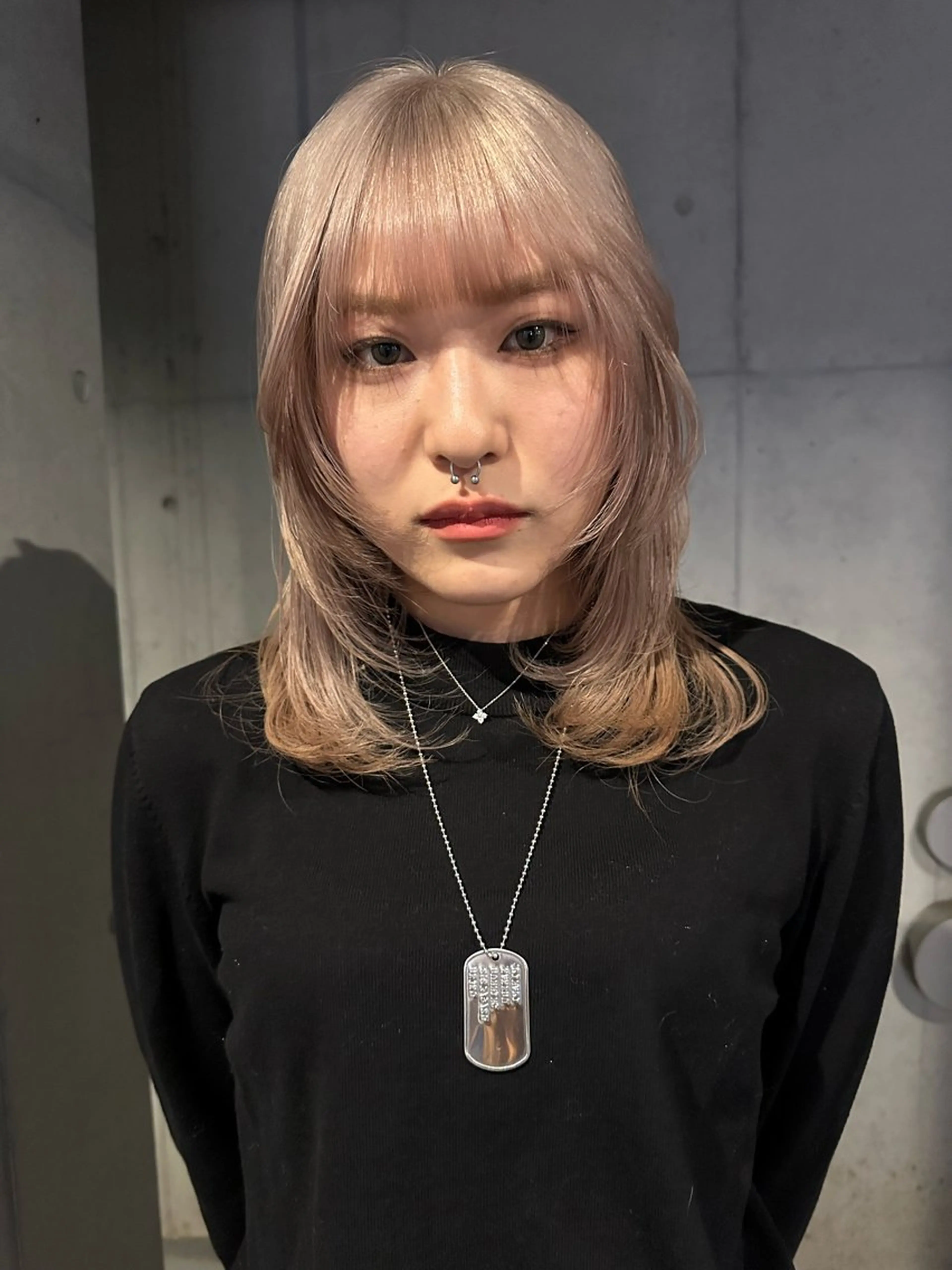 ミディアム カラー ベージュカラー ブリーチ ホワイトベージュ 顔まわりレイヤー レイヤーカット カット ヘアカラー 《ウルフ/レイヤー/ 似合わせ》山本祐輔のヘアスタイル