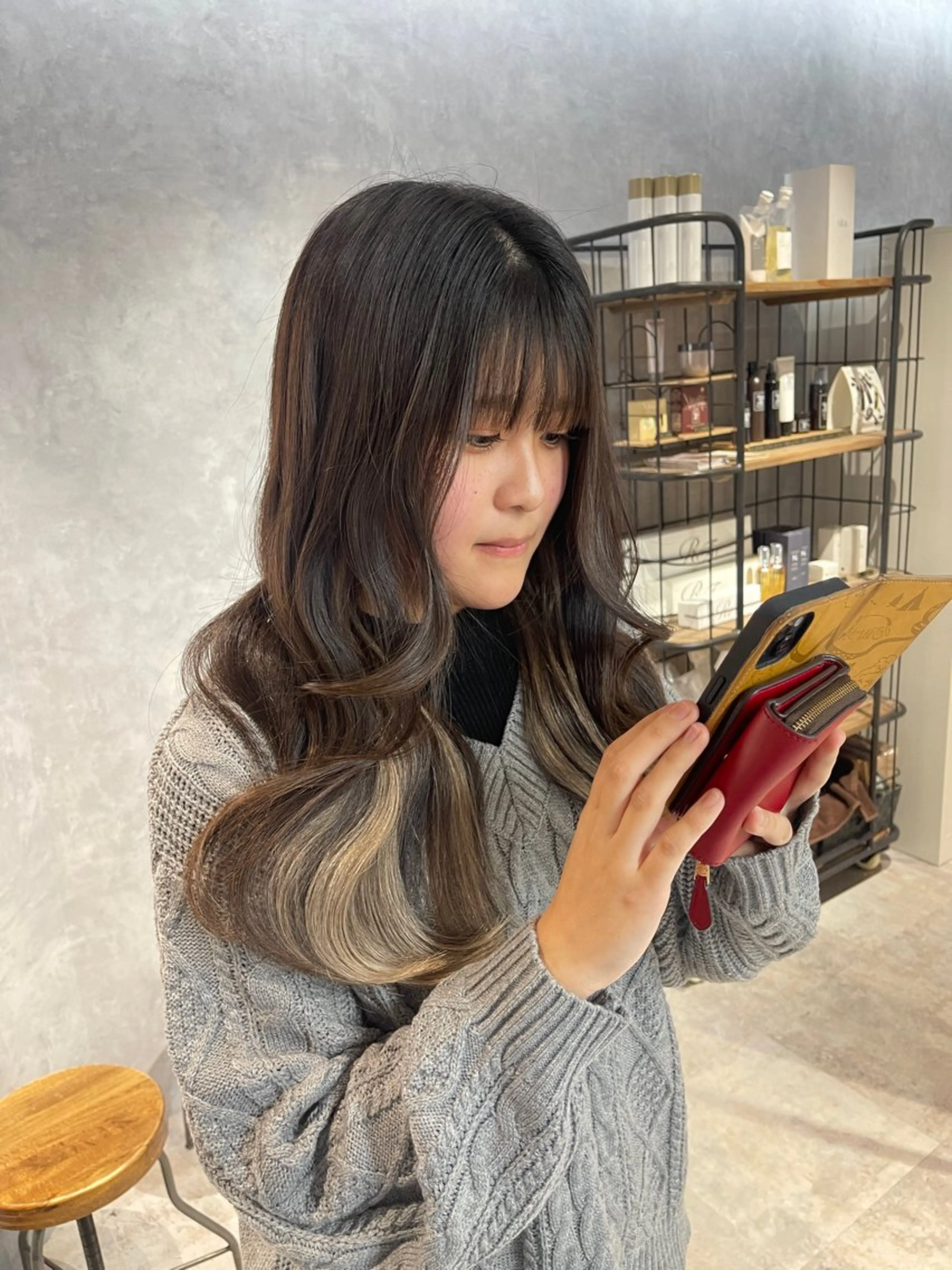 ロング カラー ブリーチ ケアブリーチ カット ヘアカラー エクステ オフホワイトアンドなんば所属・福西 洋斗のヘアスタイル