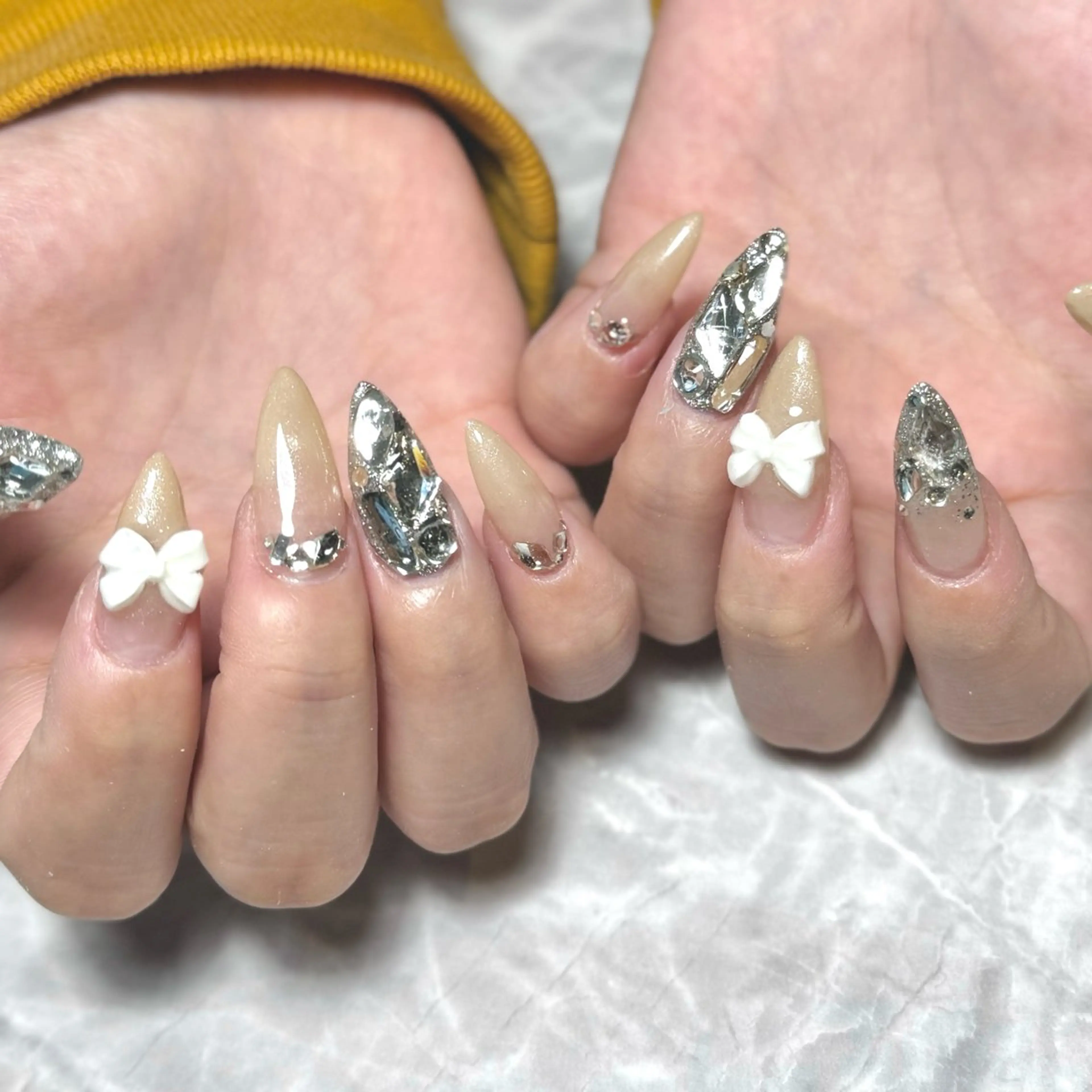 ネイル フレンチネイル ガーリー キラキラネイル リボン 冬ネイル ハンドネイル Nail Salon Lillion【リリオン】所属・lillion karenのネイルデザイン
