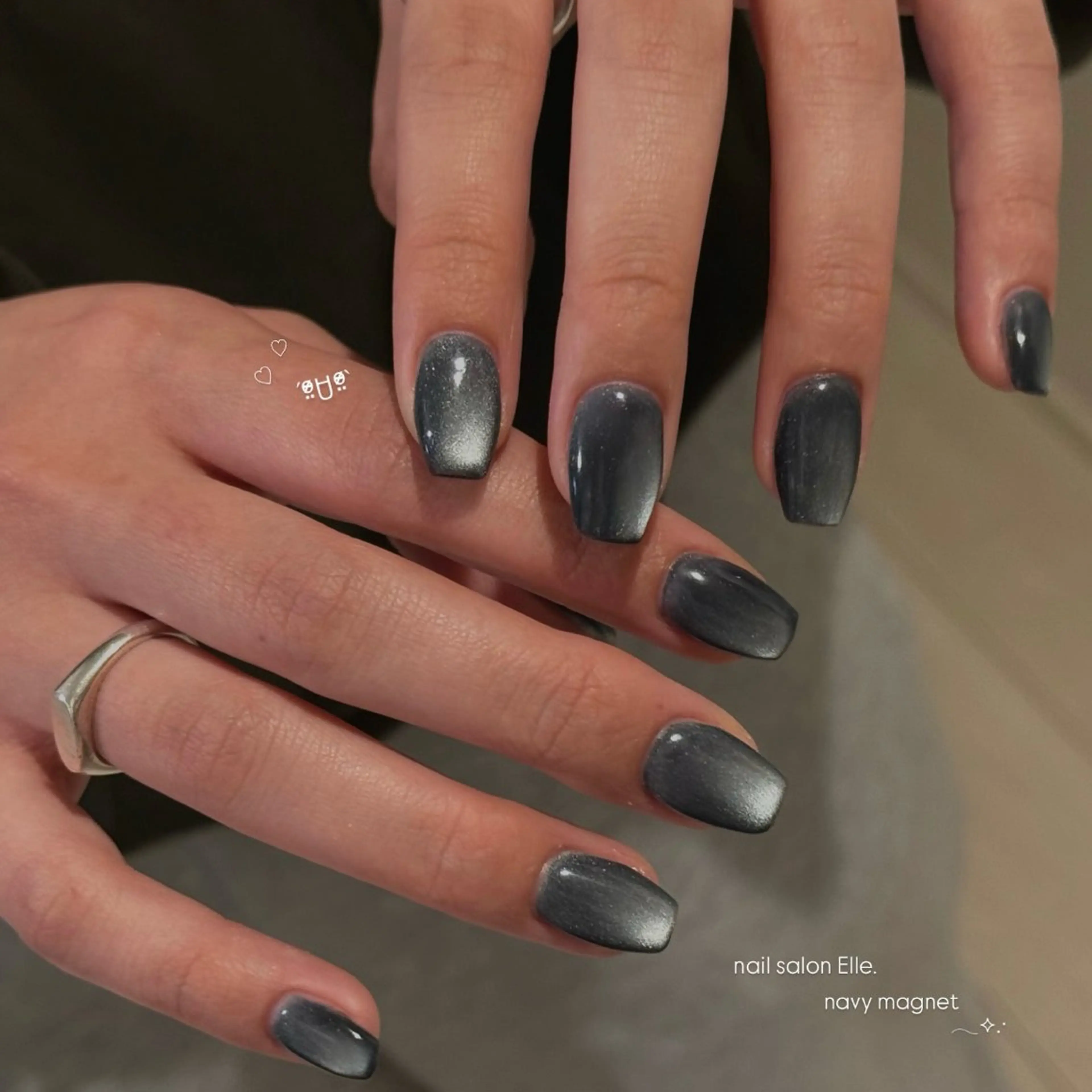 ネイル キラキラネイル マグネットネイル ネイビー Elle.所属・Elle. HINATAのネイルデザイン