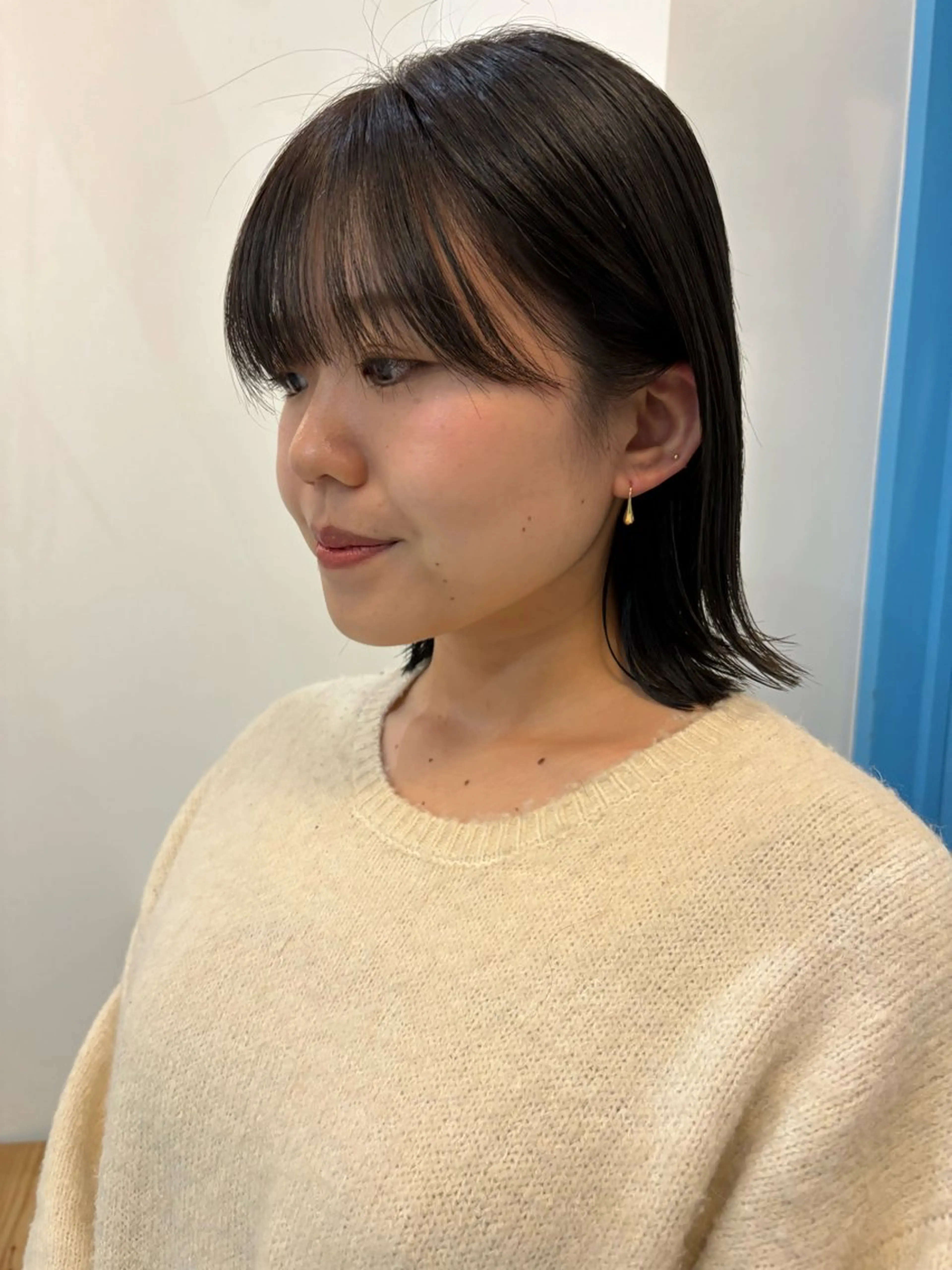 ミディアム カラー ベージュカラー オリーブベージュ ボブ 外ハネヘア ボブ／ミニボブ／ akaneのヘアスタイル