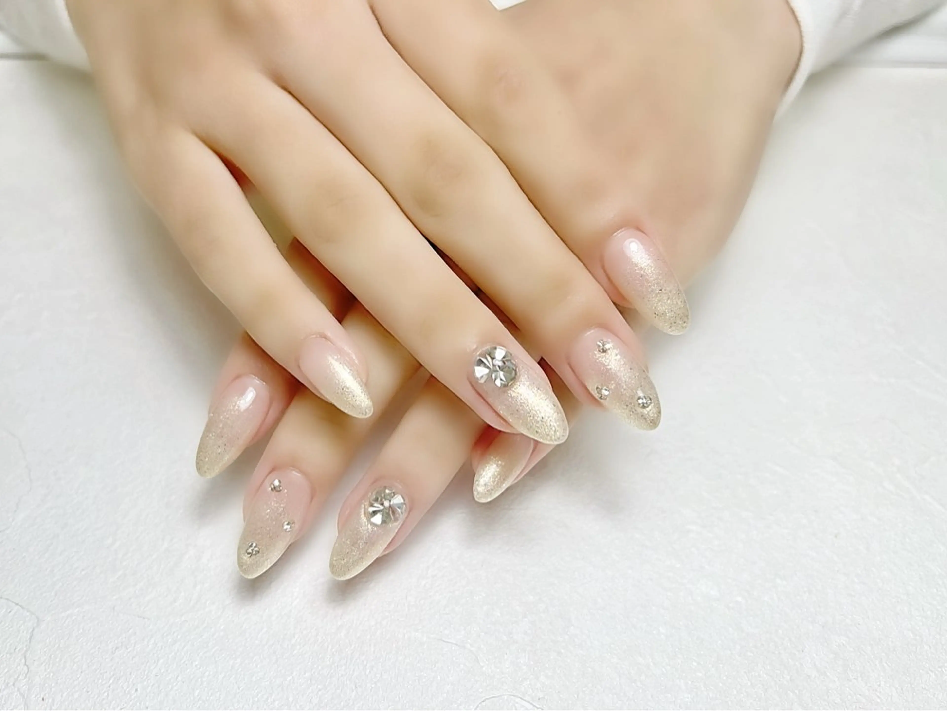 ネイル ゴールド グラデーション キラキラネイル 夏ネイル rouse nail RISATOのネイルデザイン