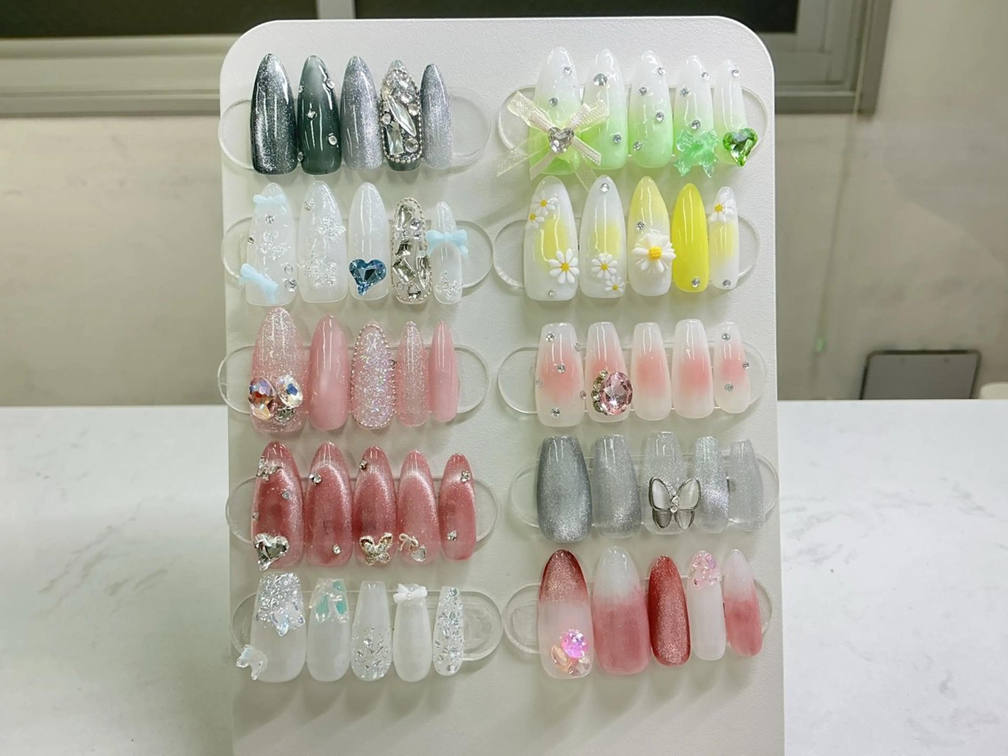 ネイル フットネイル フレンチネイル キラキラネイル マグネットネイル オフィスネイル クイーンズネイル銀座所属・Queeens nailのネイルデザイン