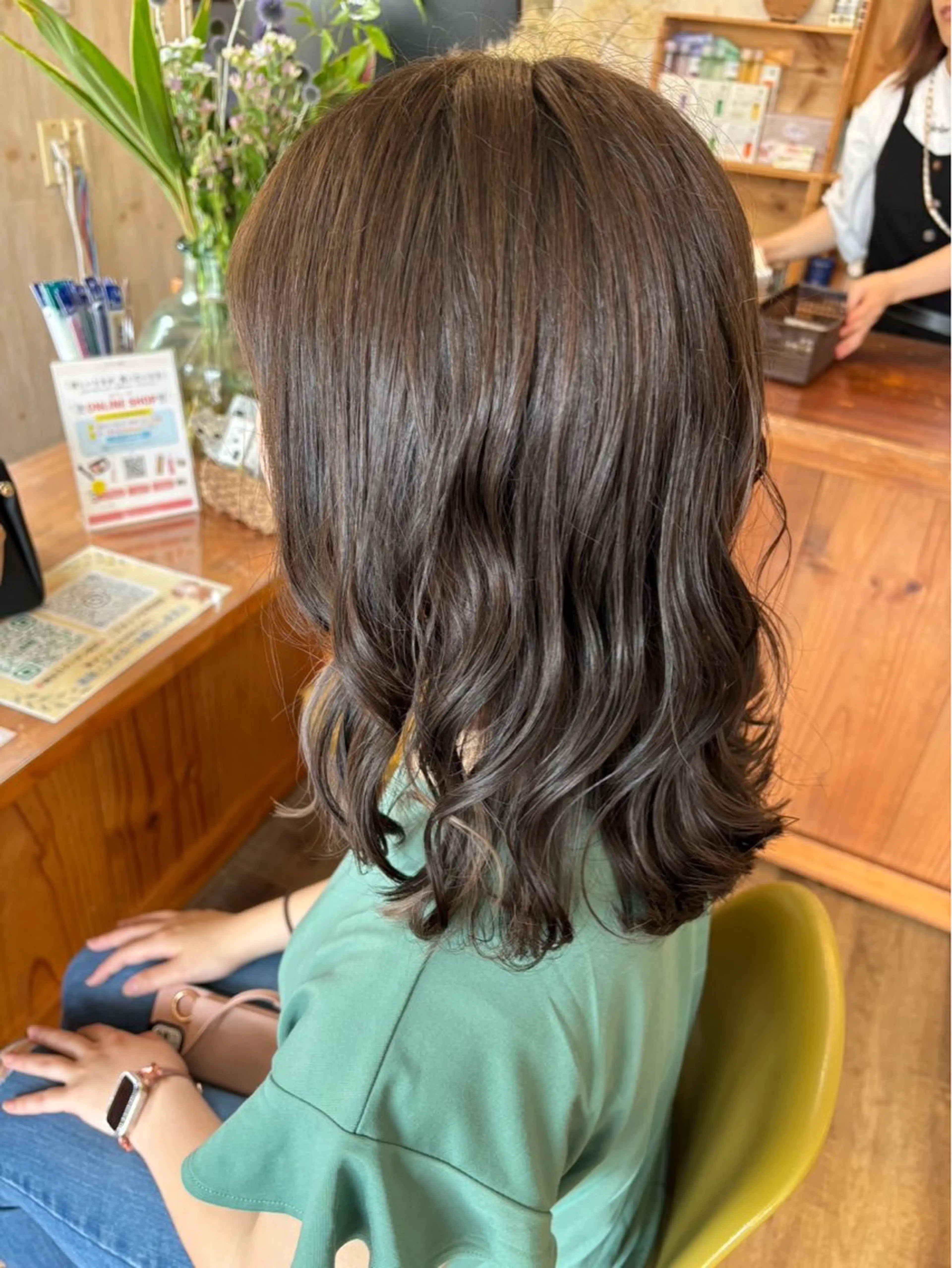 ロング カラー オリーブカラー 大久保 藍梨のヘアスタイル