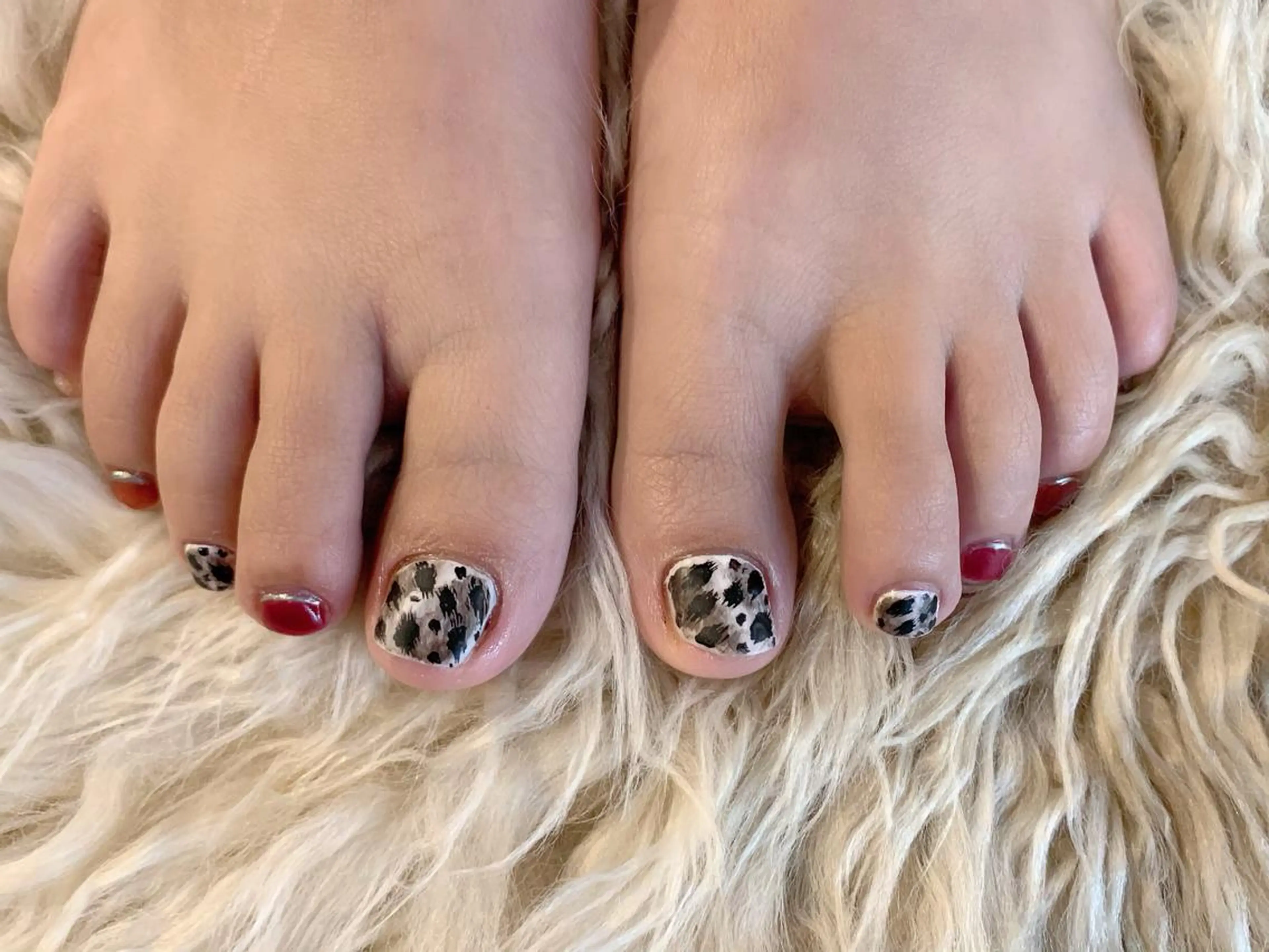 ネイル アニマル柄 ボルドー フットネイル ゴールド マットネイル Nail's  Cecile所属・Cecile Rieのネイルデザイン