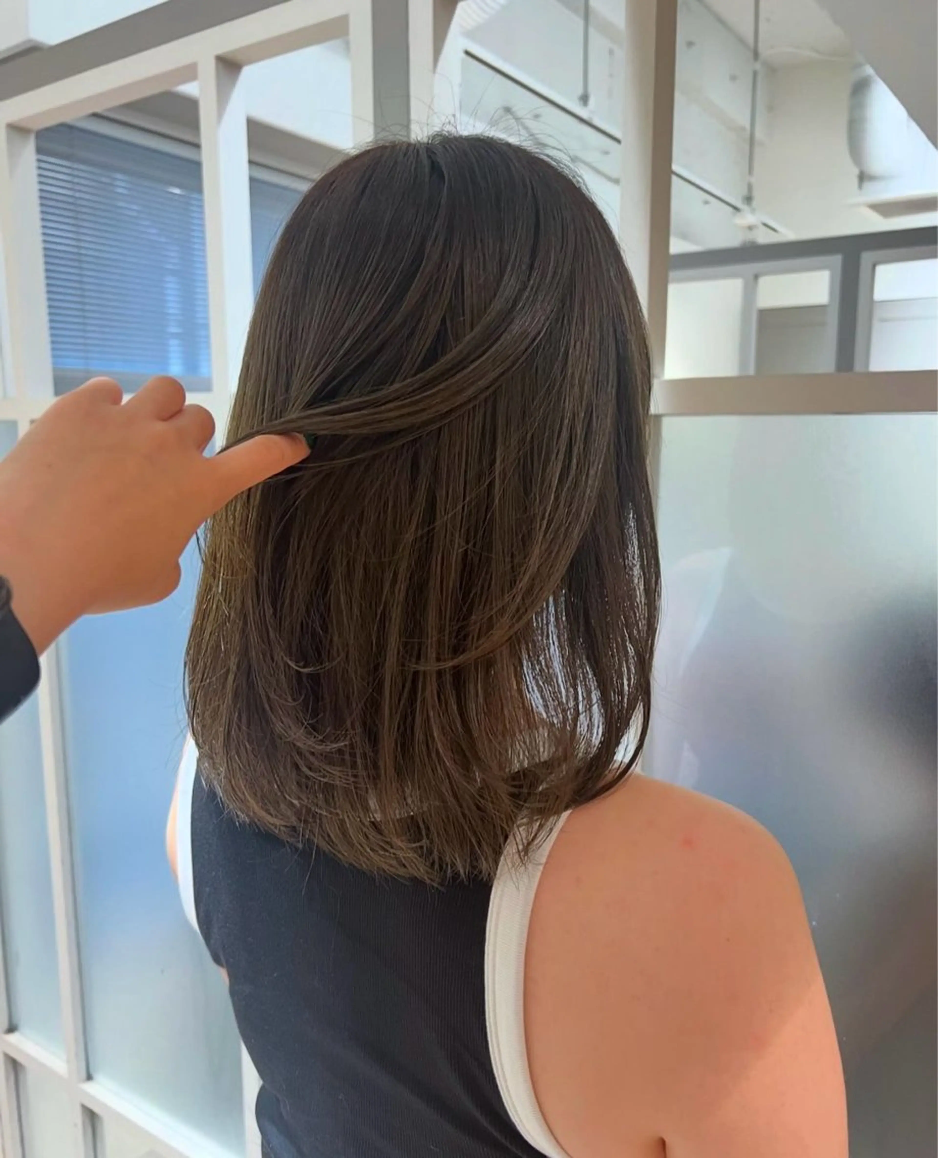 ミディアム カラー グレージュ オリーブグレージュ オリーブグレー 暗髪カラー🫐パーマ おくだりんかのヘアスタイル