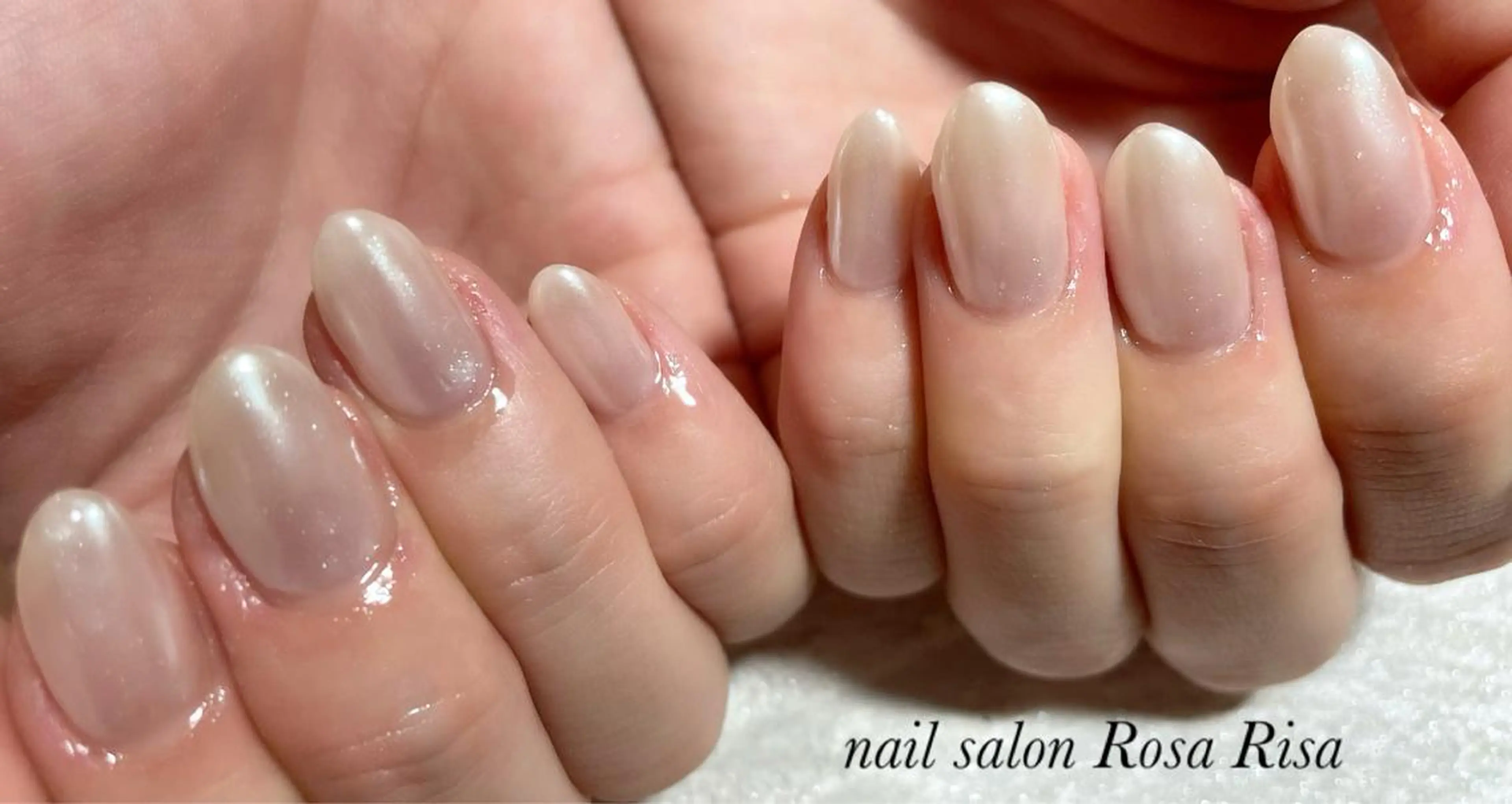 ミディアム ネイル ミラーネイル ホワイト ハンドネイル ネイルスタジオ シェイクユアハンズのネイルデザイン