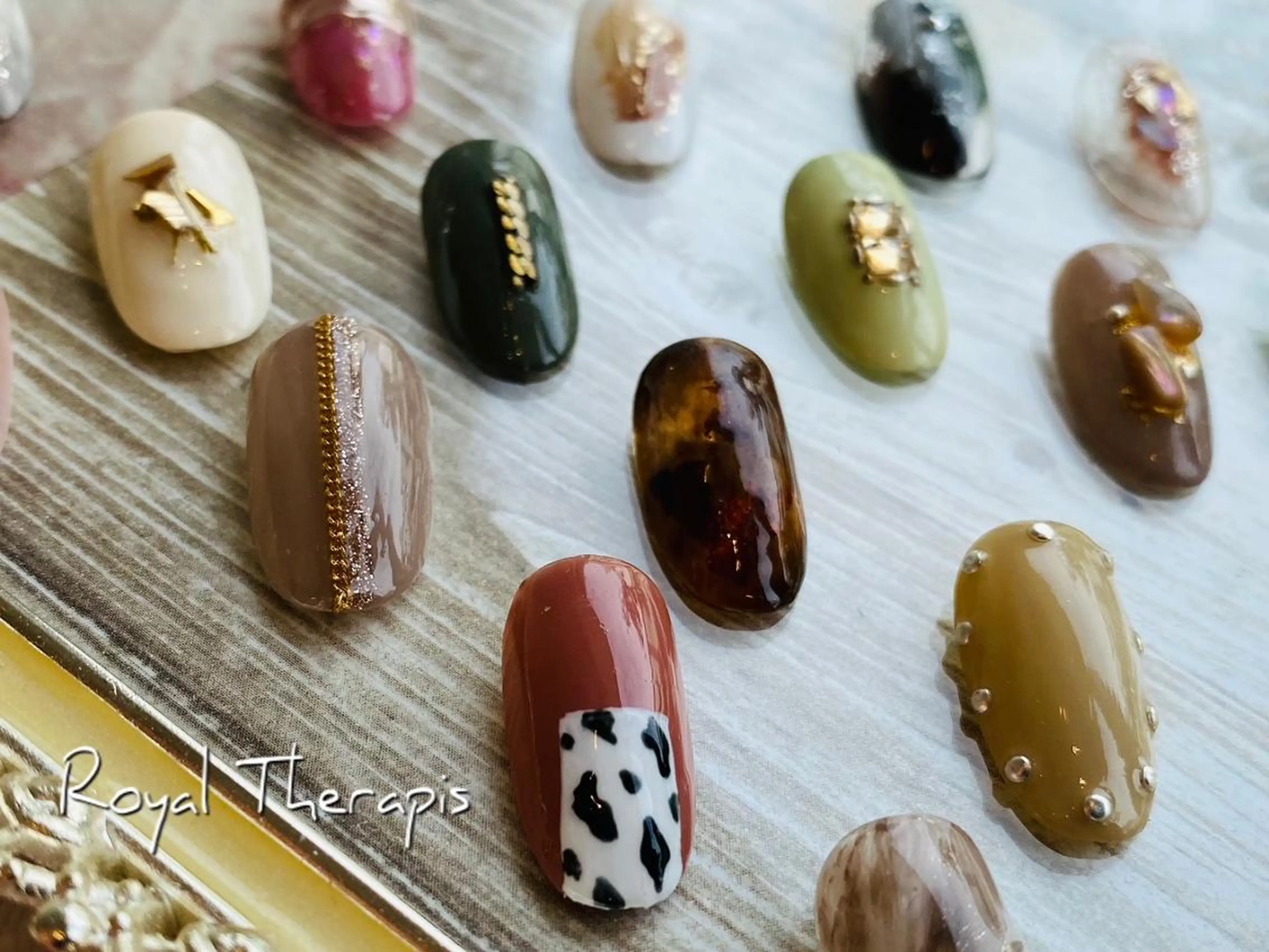 ネイル 【尾下】 ロイヤル•セラピストのネイルデザイン