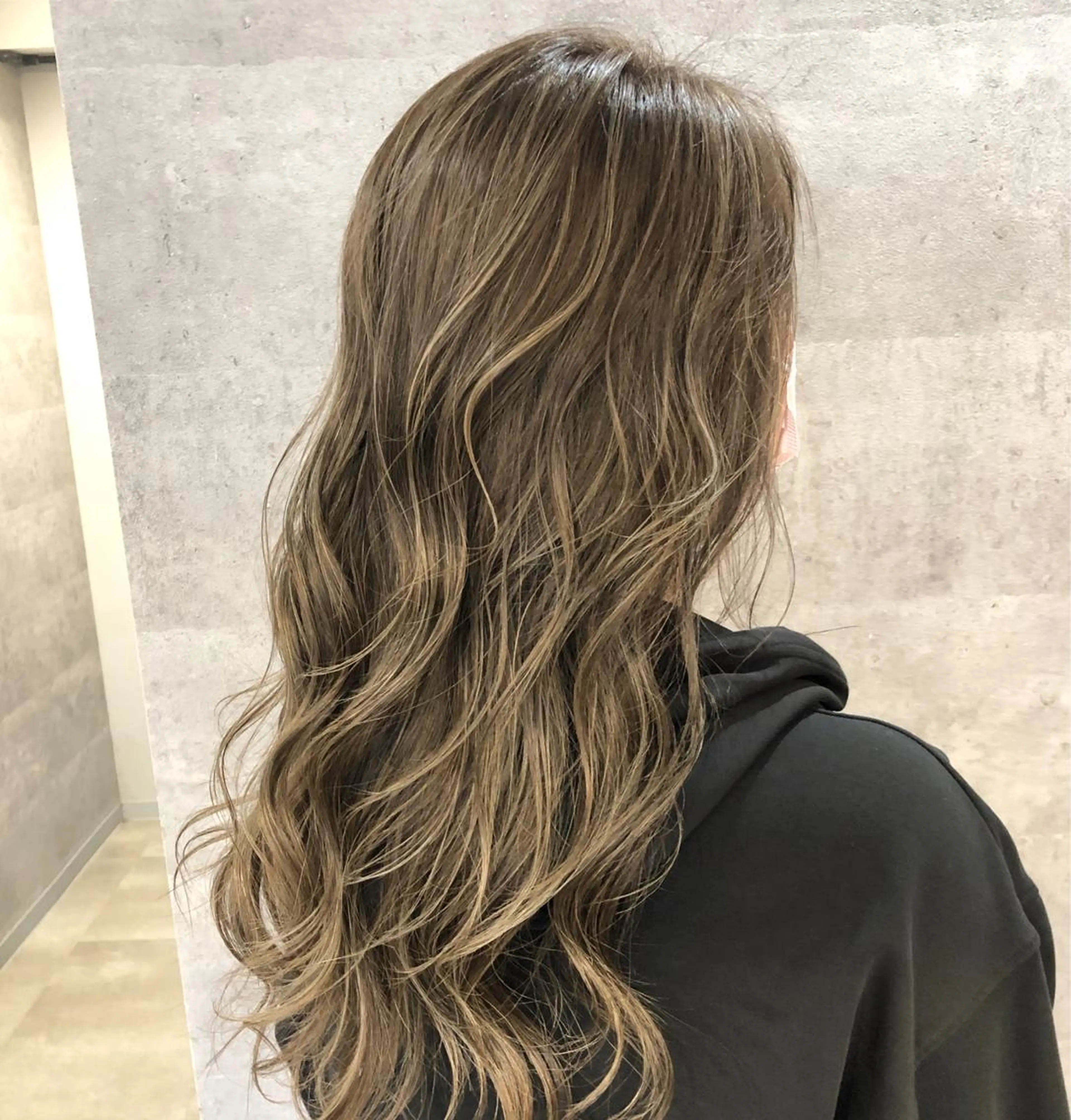 ロング カラー アディクシーカラー ベージュカラー フォギーベージュ ハイライトカラー イルミナカラー i  plus＋所属・髪質改善で 憧れの潤艶美髪にのヘアスタイル