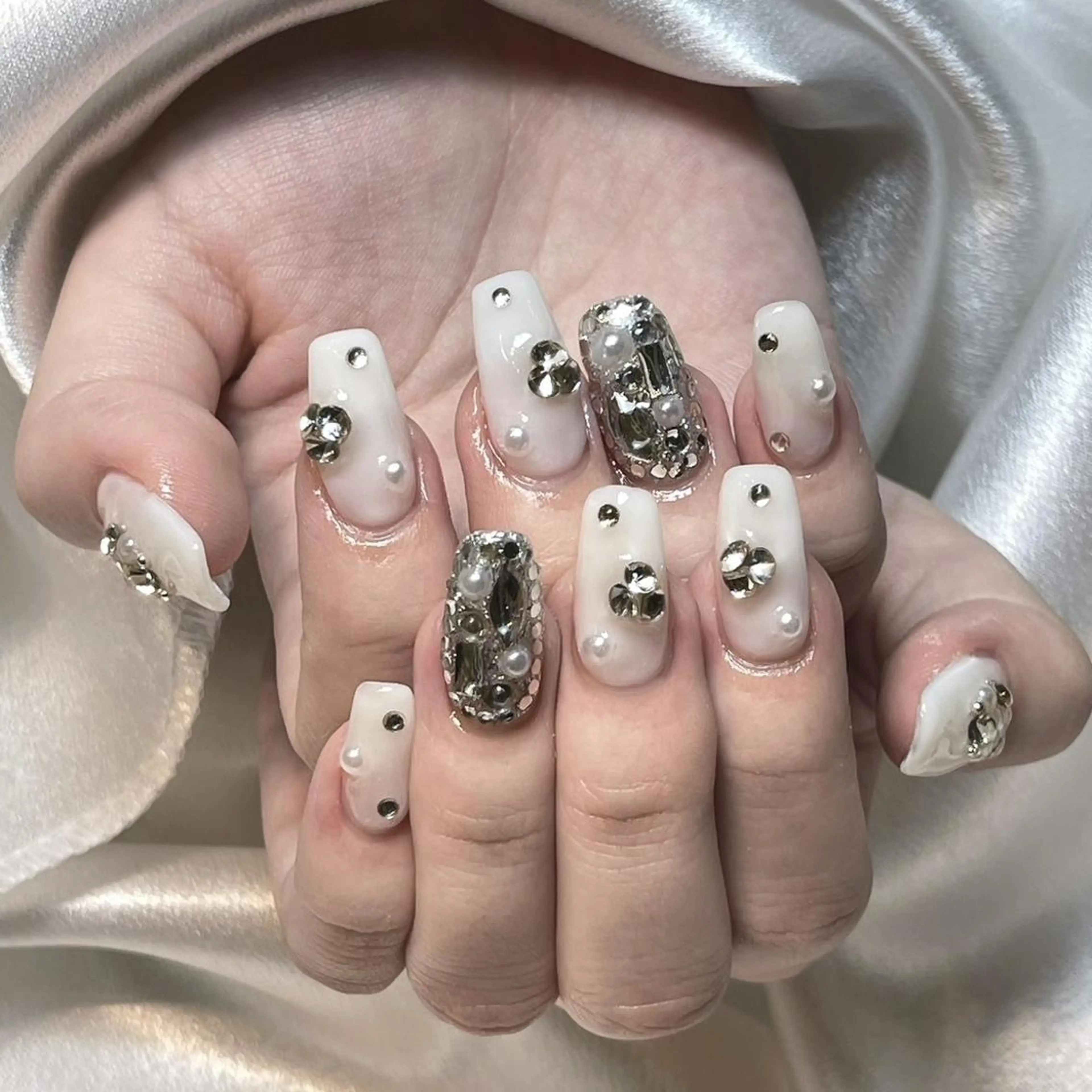 ネイル RAFFINE 月🦋🩵のネイルデザイン