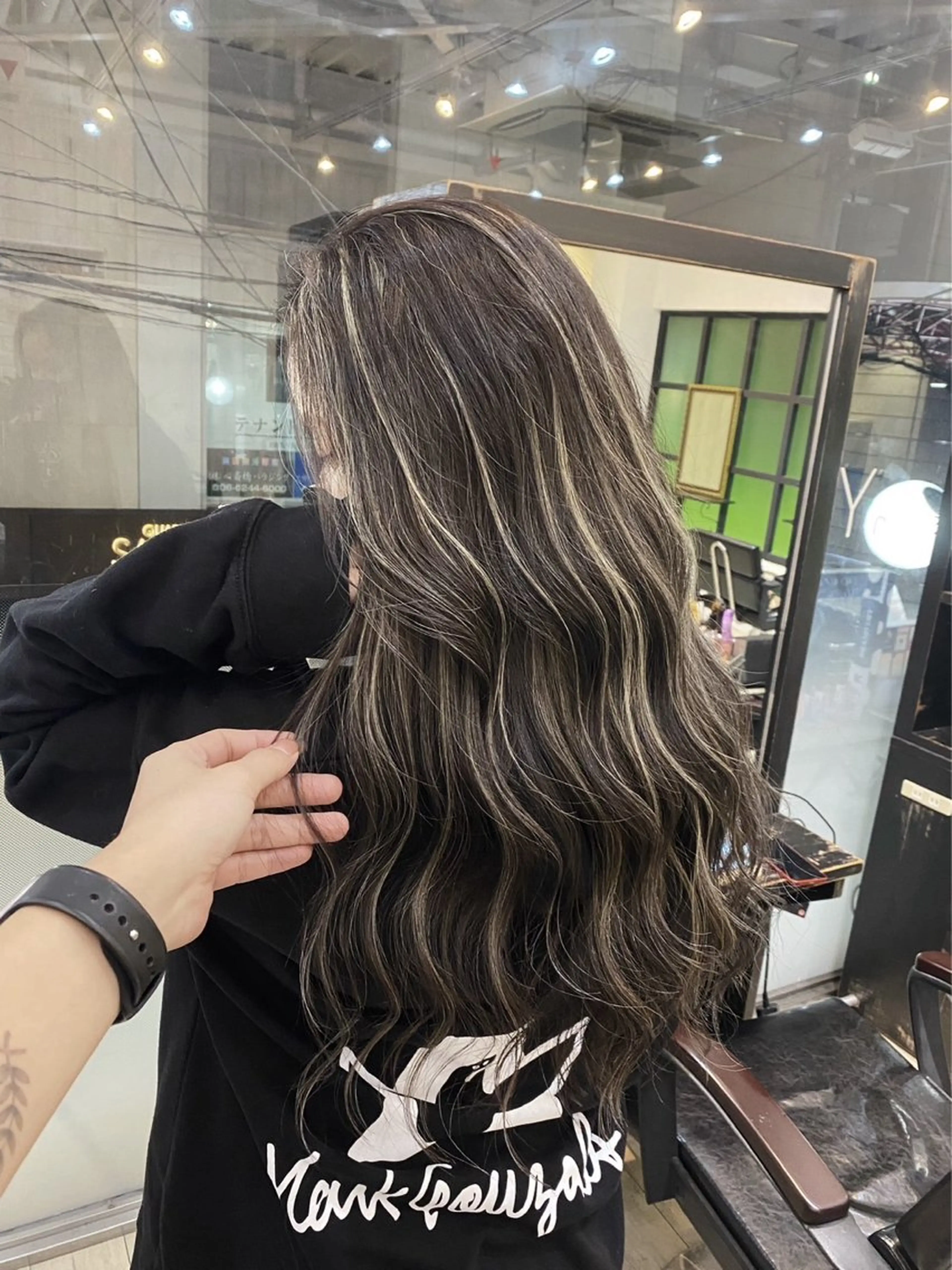 ロング カラー ダークグレー ダークグレージュ グレージュ ハイライトカラー ハイライト ヘアカラー トリートメント ROBIN所属・指名数No.1 /NAOYAのヘアスタイル