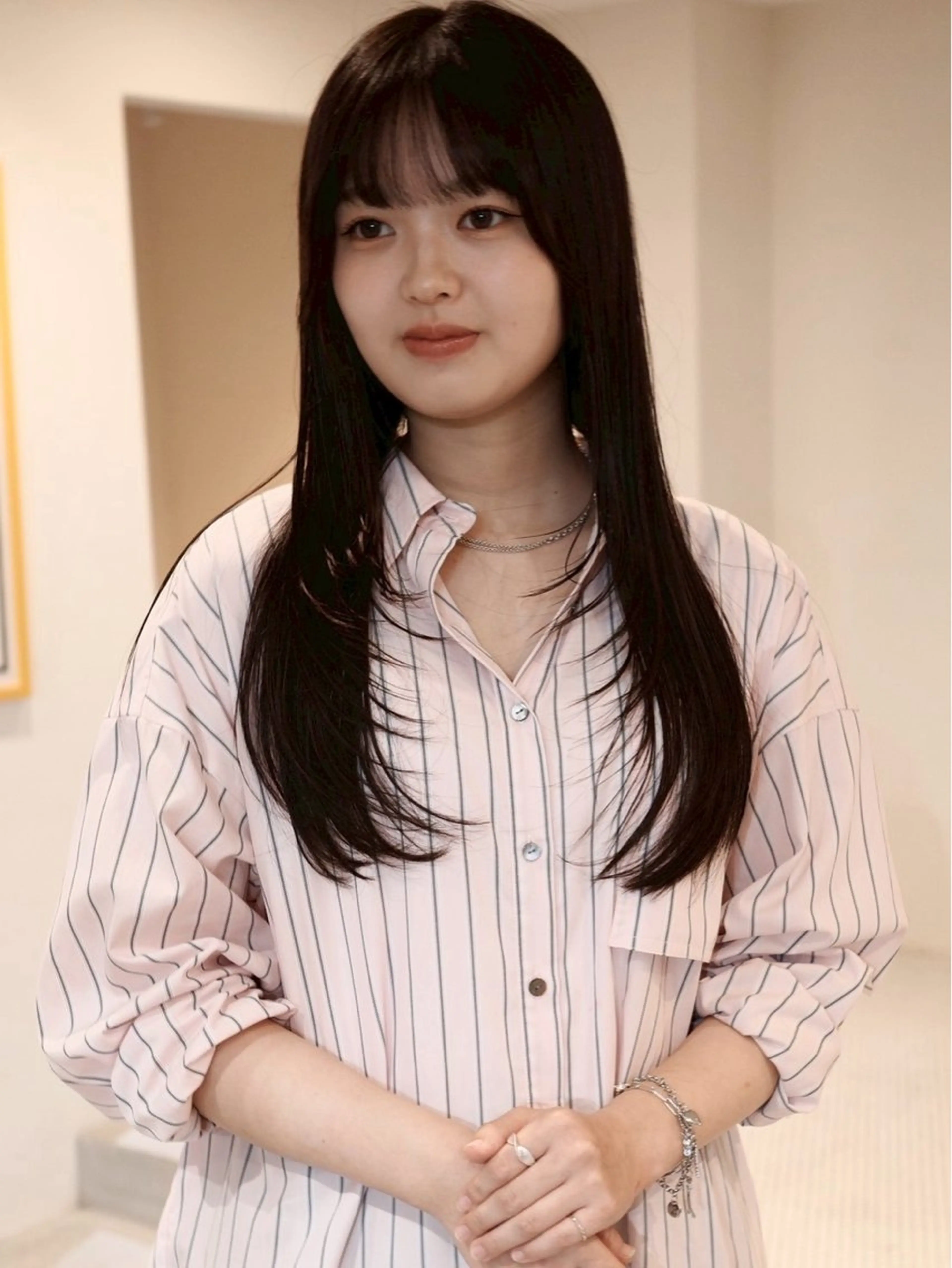 ロング ロングレイヤー 顔まわりレイヤー 伸ばしかけ ハッシュカット 韓国風ヘア カット 縮毛矯正 トリートメント (h)wim ウィムのヘアスタイル