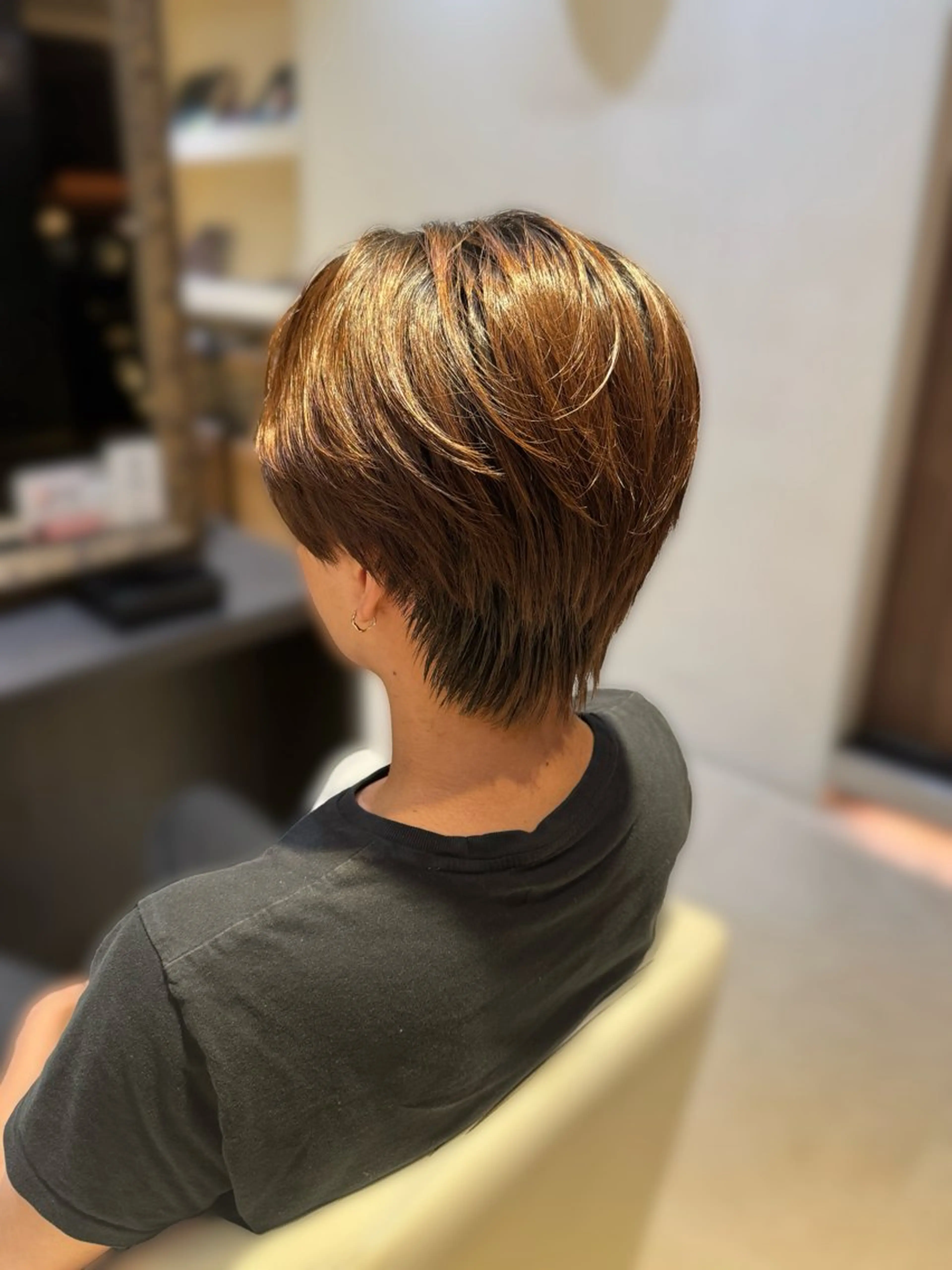 ショート カラー パーマ メンズ センターパート コンマヘア ダウンパーマ カルマパーマ メンズ韓国風 YUKI🇰🇷 カルマ／ダウンパーマのヘアスタイル