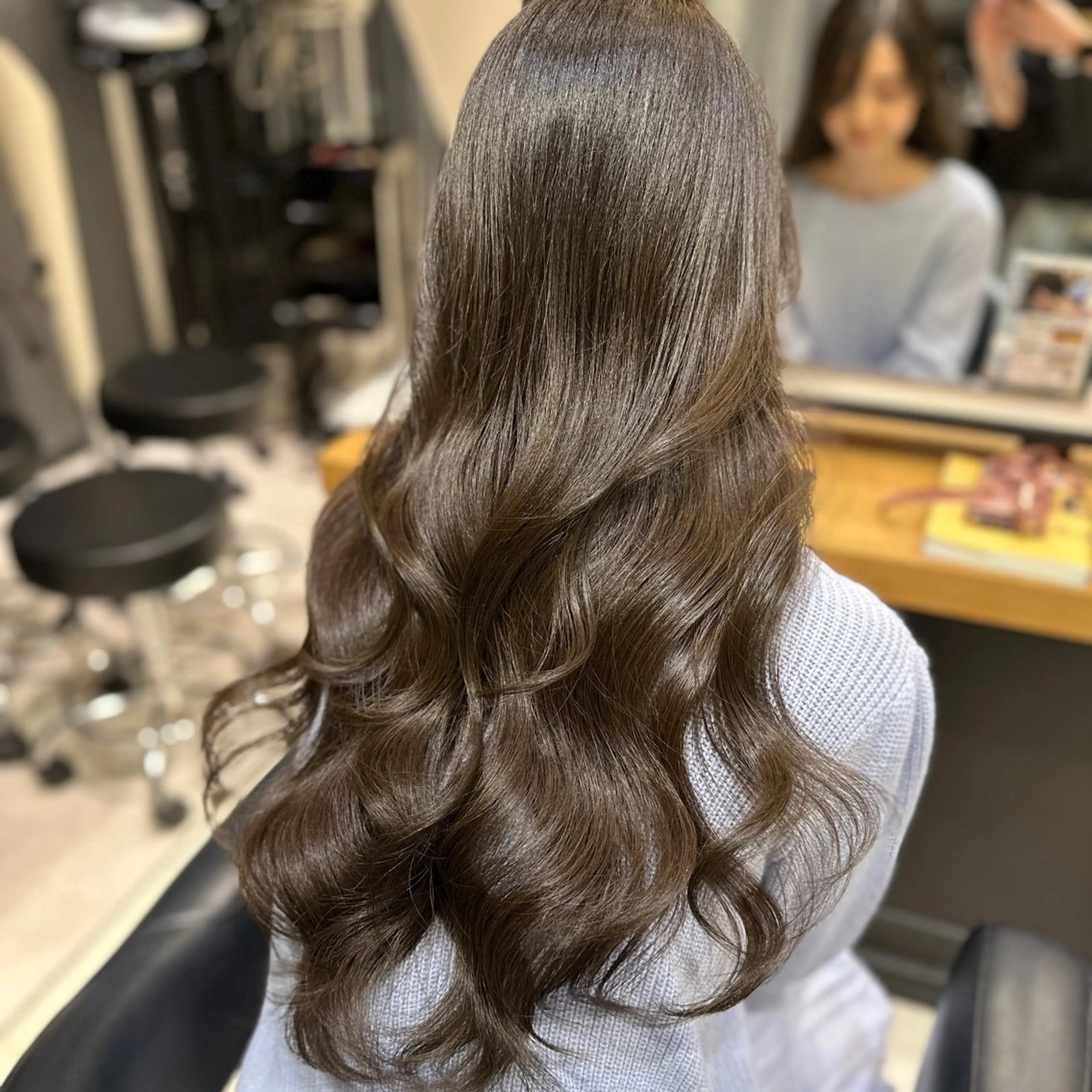 ロング カラー ブリーチ ケアカラー グレージュ ブリーチなしカラー オリーブグレージュ レイヤー/グレージュ メンズパーマのヘアスタイル