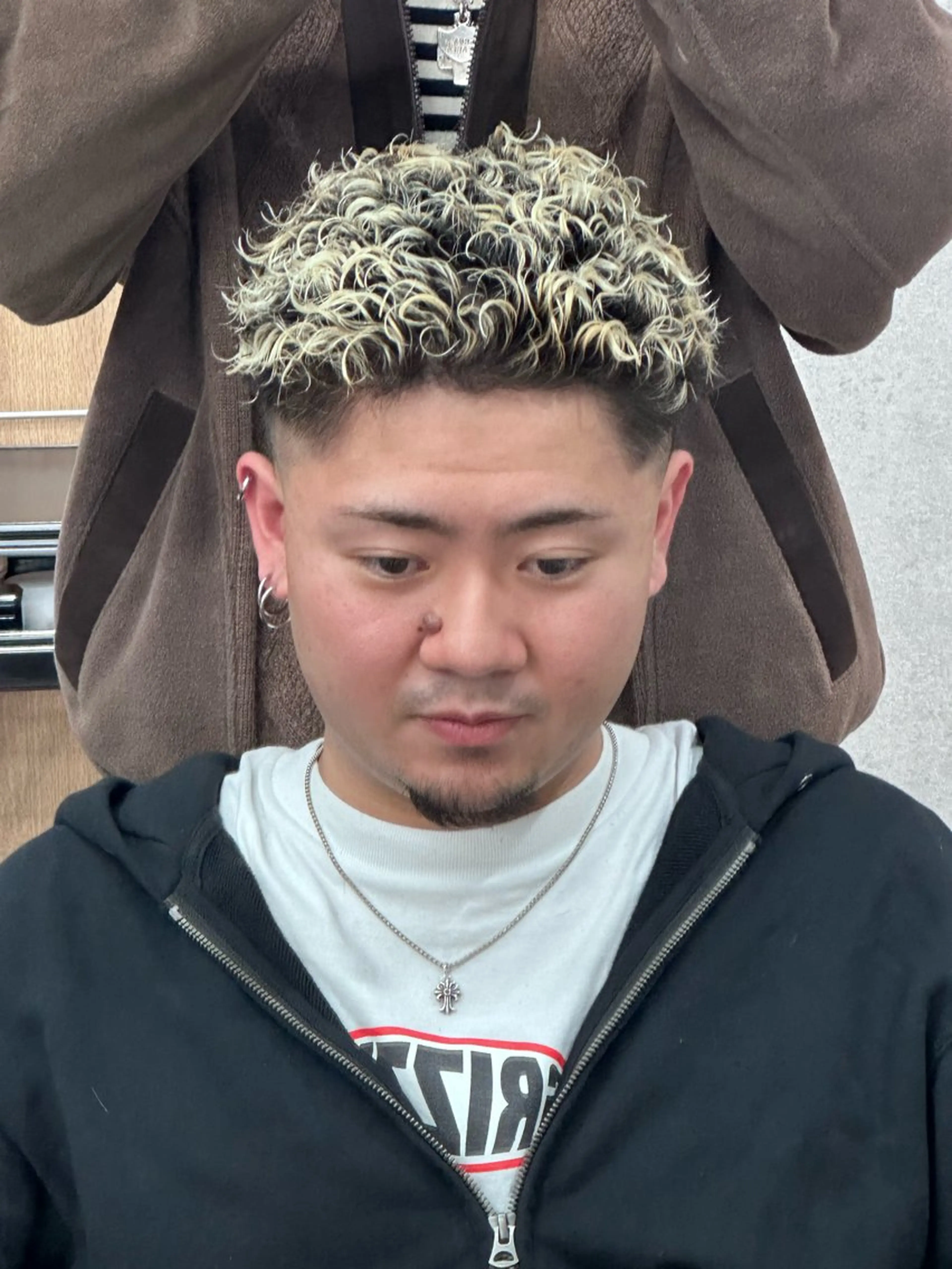 ショート パーマ メンズ センターパート メンズハイライト マッシュ メンズパーマ スペインカール SKILL ikebukuro所属・✂️メンズカット ひろき✂️のヘアスタイル