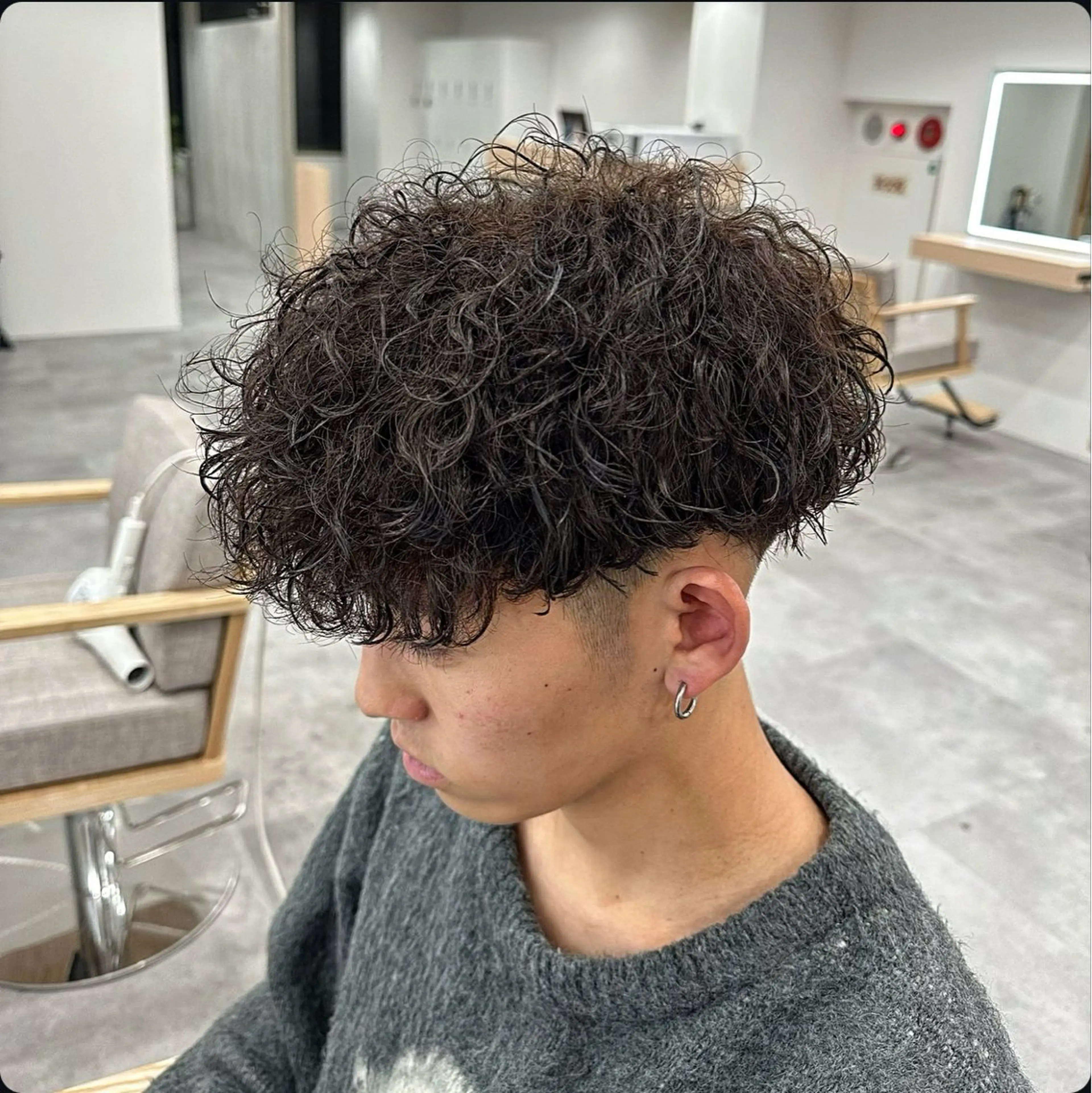 ミディアム パーマ メンズ スペインカール カット パーマ 板岡 丈一のヘアスタイル