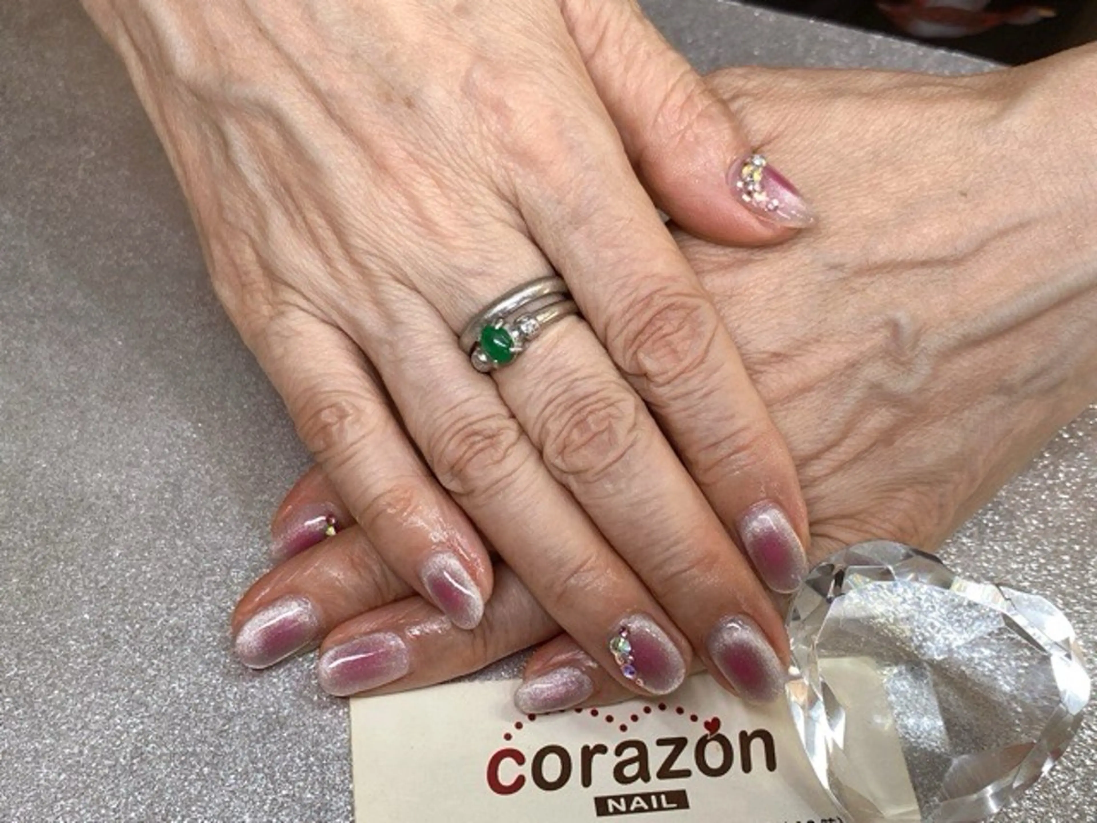 ネイル オーロラネイル チークネイル ピンク シルバー ストーンネイル corazon所属・ネイリスト aicoのネイルデザイン