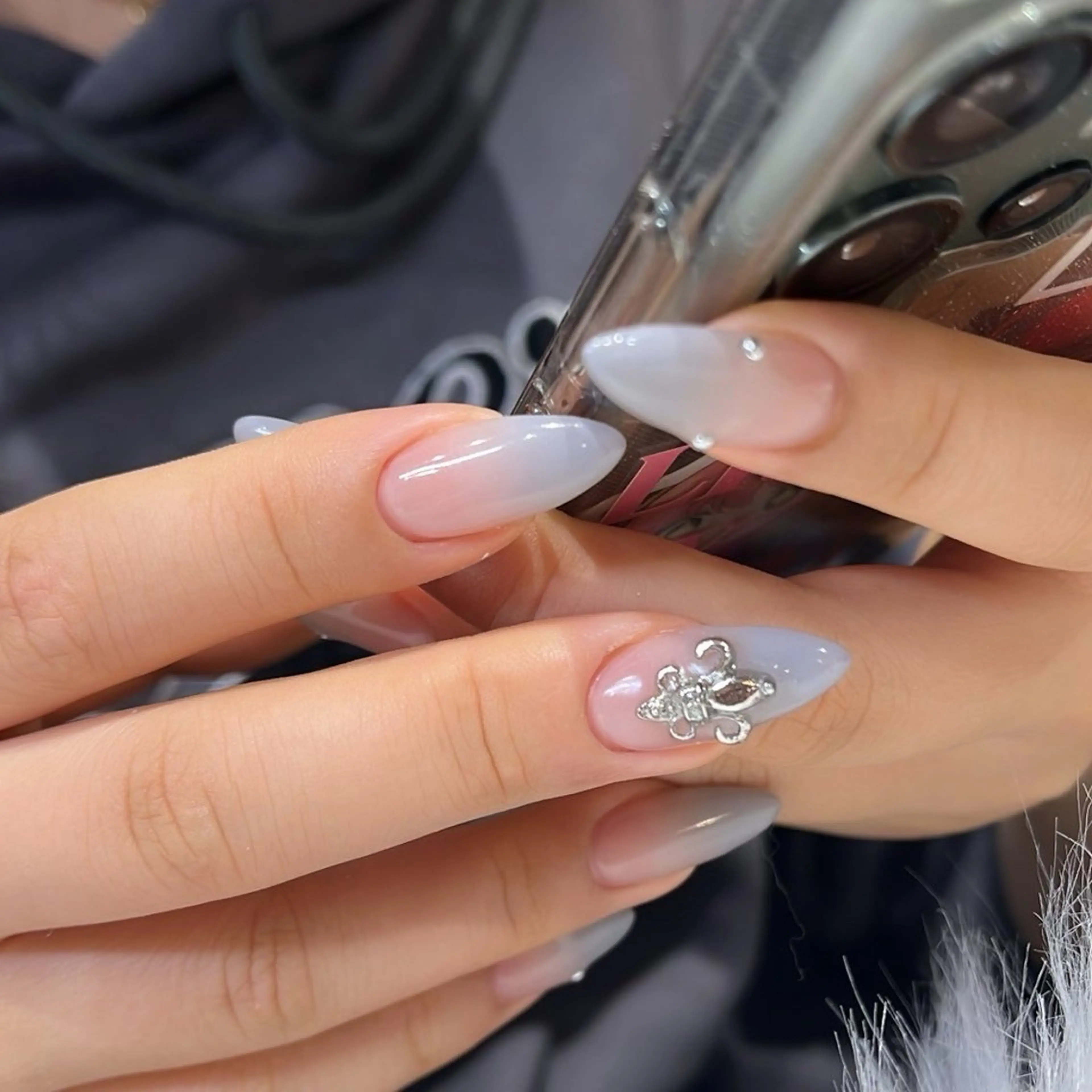 【✨オフ・ケア無料✨】🩶ハンドフレンチ/カラグラ🩶の写真