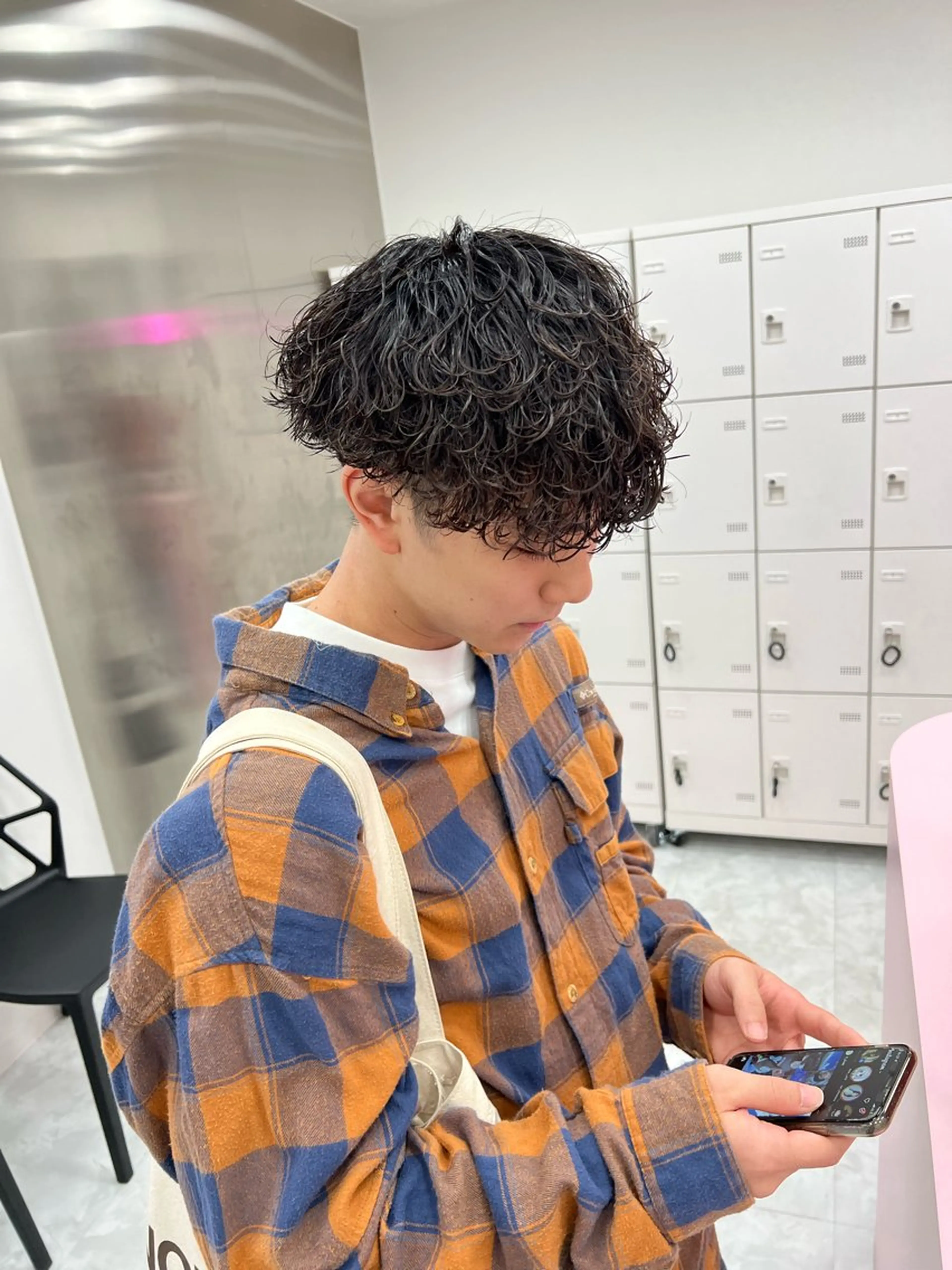 ミディアム パーマ メンズ ミディアムパーマ センターパート メンズ韓国風 韓国マッシュ マッシュウルフ カット ヘアカラー トリートメント ヘッドスパ ヘアセット トレンド/レイヤー うる艶🪞CANDYのヘアスタイル