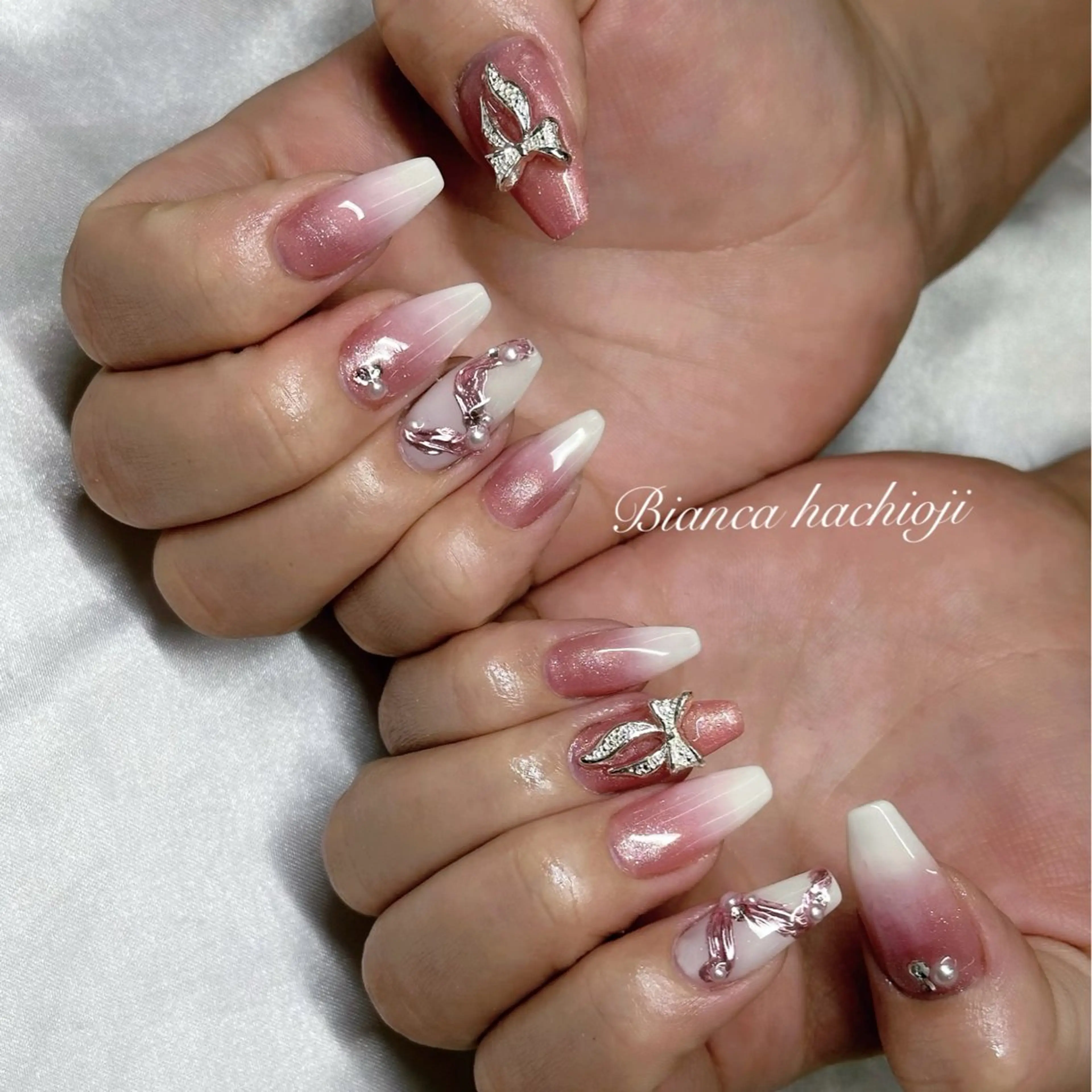 ネイル ミラーネイル リボン Bianca🦋 AIRAのネイルデザイン