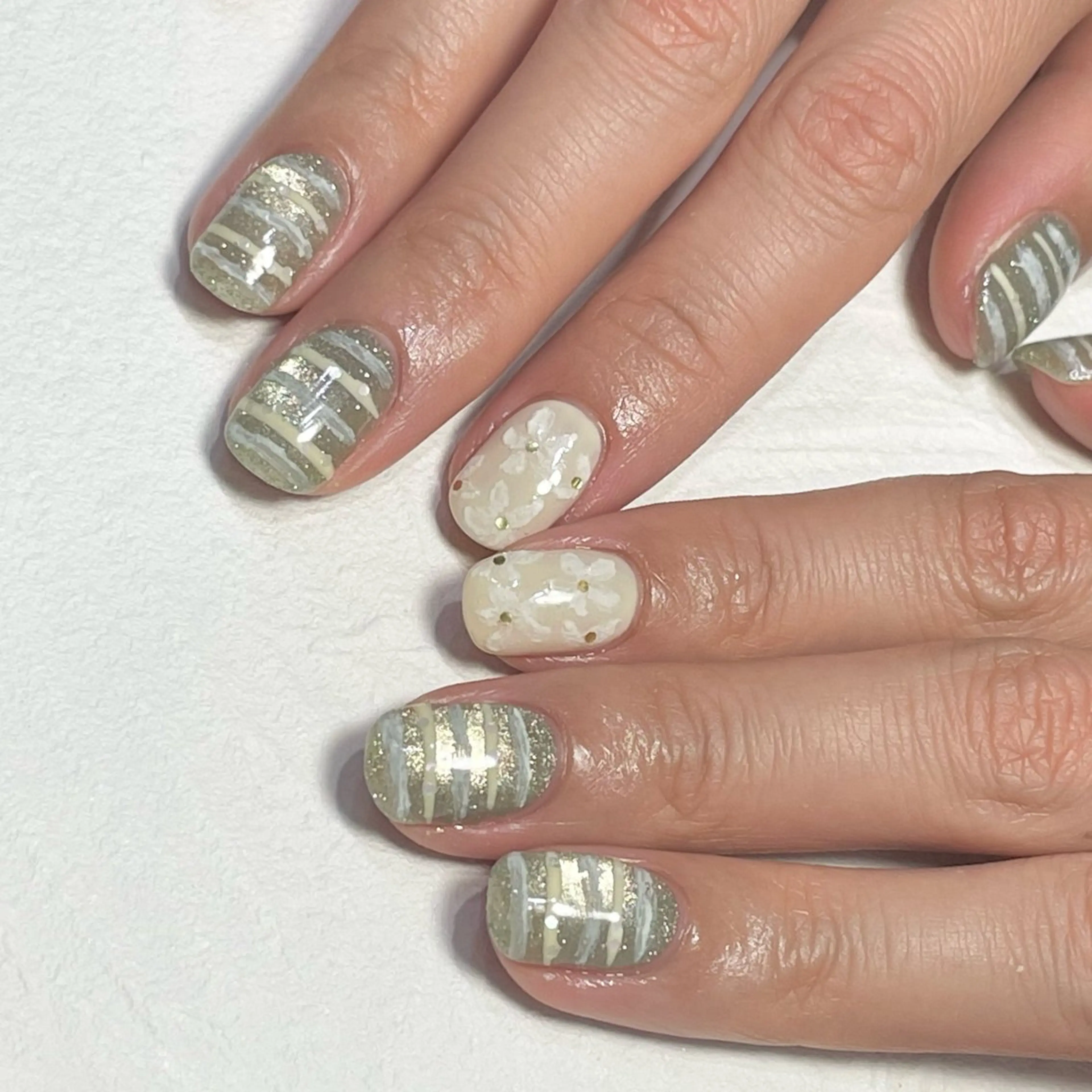 ネイル アートネイル フラワーネイル ゴールド グリーン ラメ(グリッター) ハンドネイル ハンドケア 吉祥寺ネイルtree /SONODAのネイルデザイン