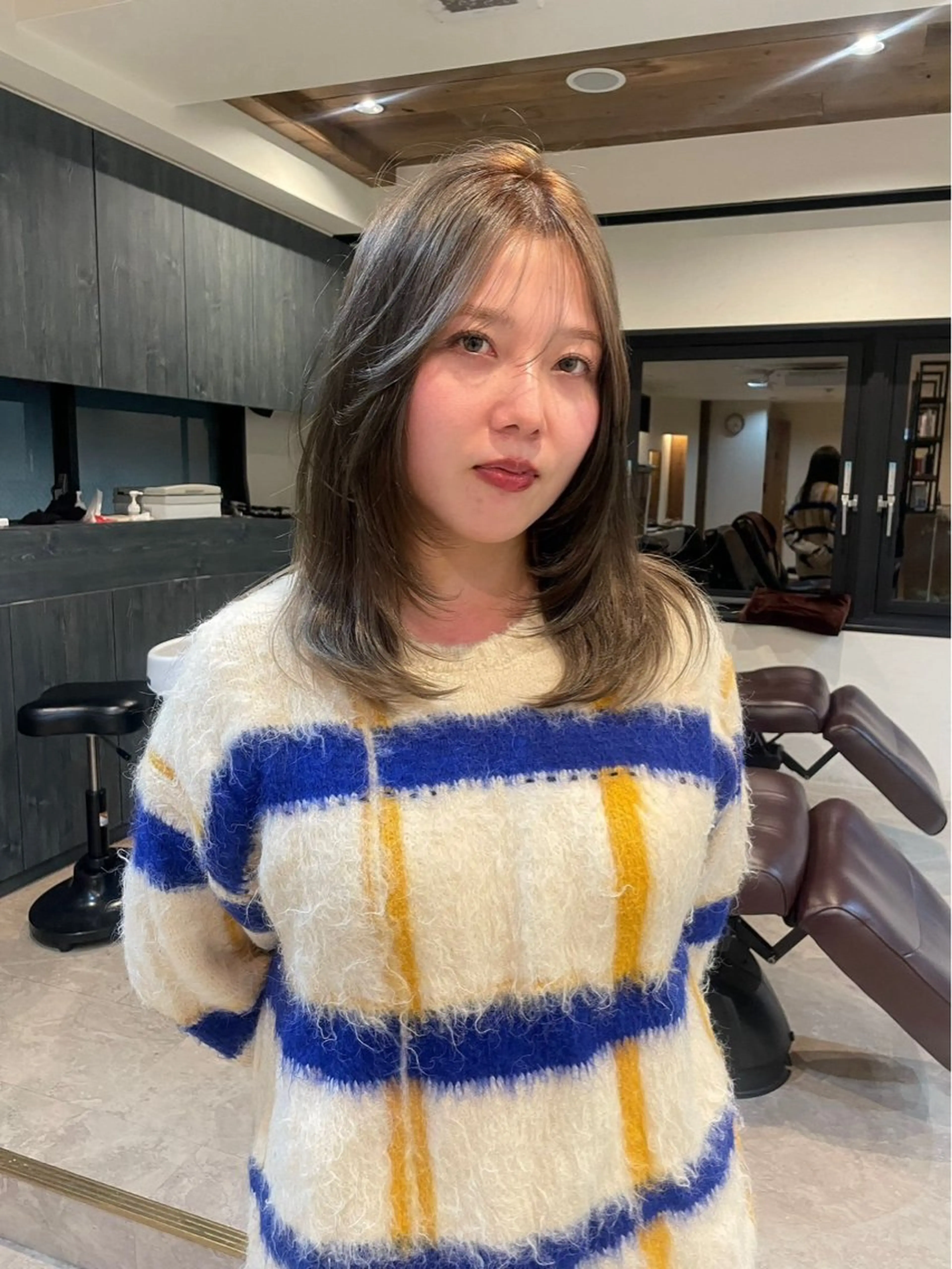 セミロング カラー ベージュカラー ブリーチ オリーブベージュ 顔まわりレイヤー 顔周りカット カット ヘアカラー トリートメント 渋谷 留菜のヘアスタイル