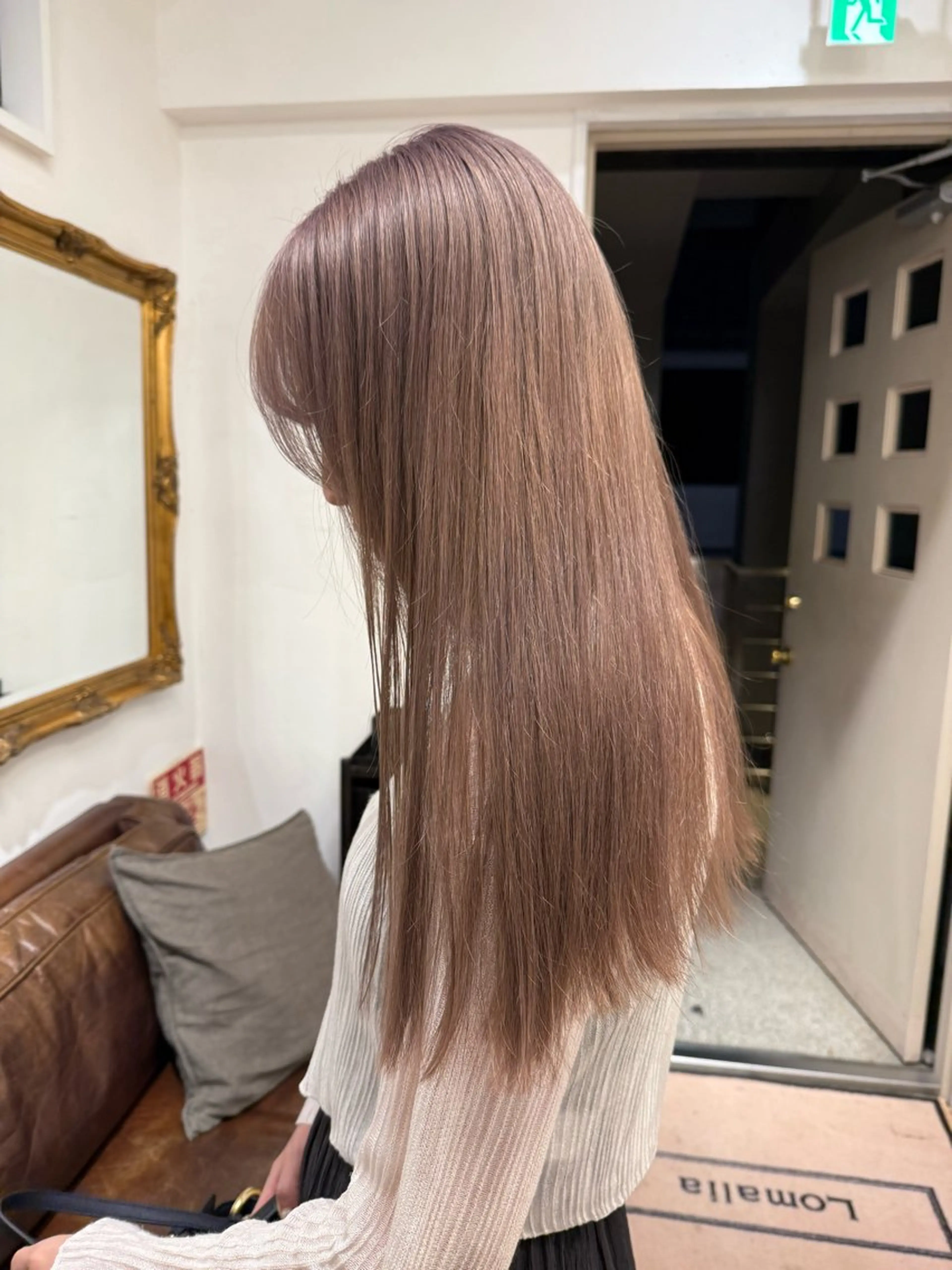 ロング カラー ミルクティー× グレージュMOMOのヘアスタイル