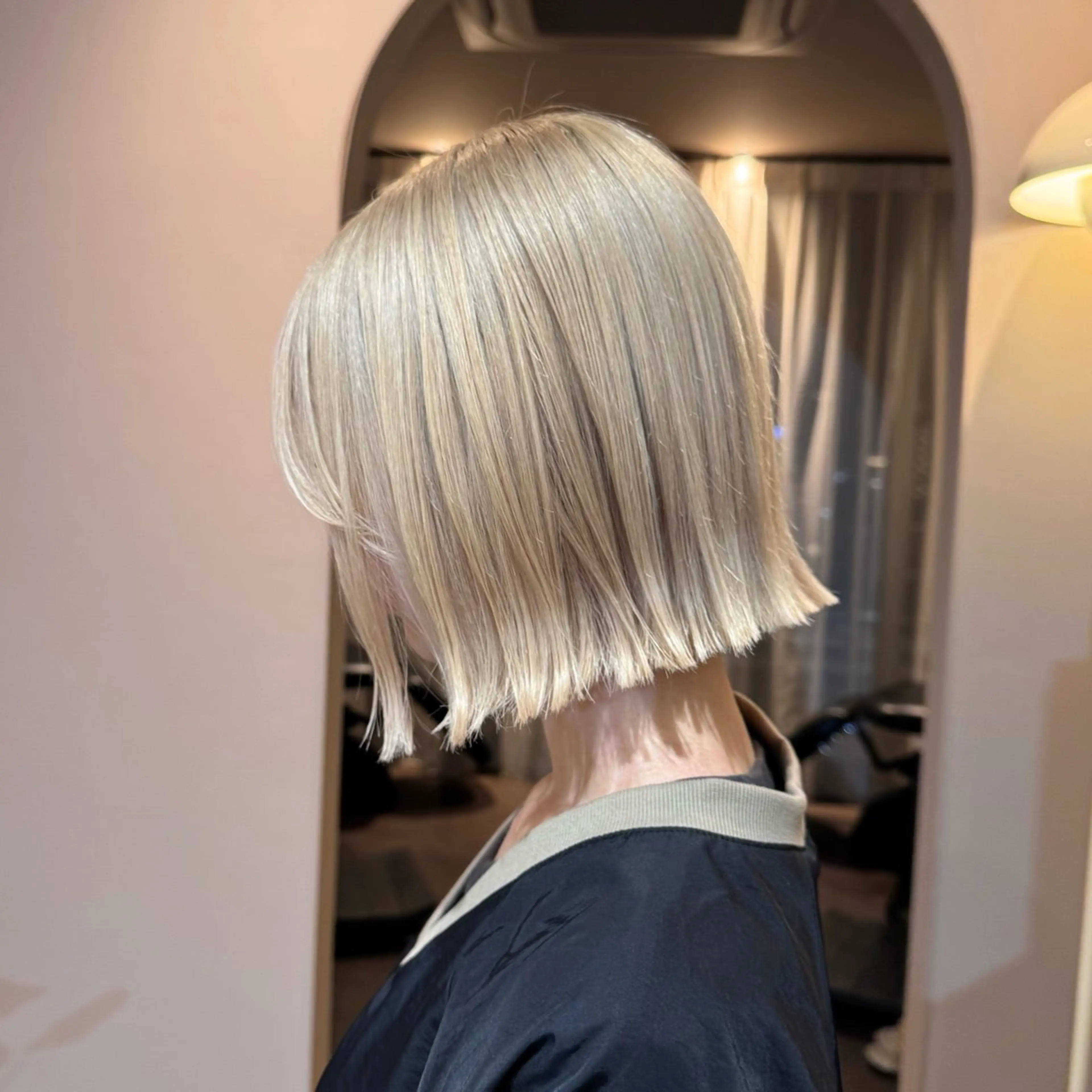 ショート ボブ 外ハネヘア ボブ/色素薄めカラー RISAのヘアスタイル