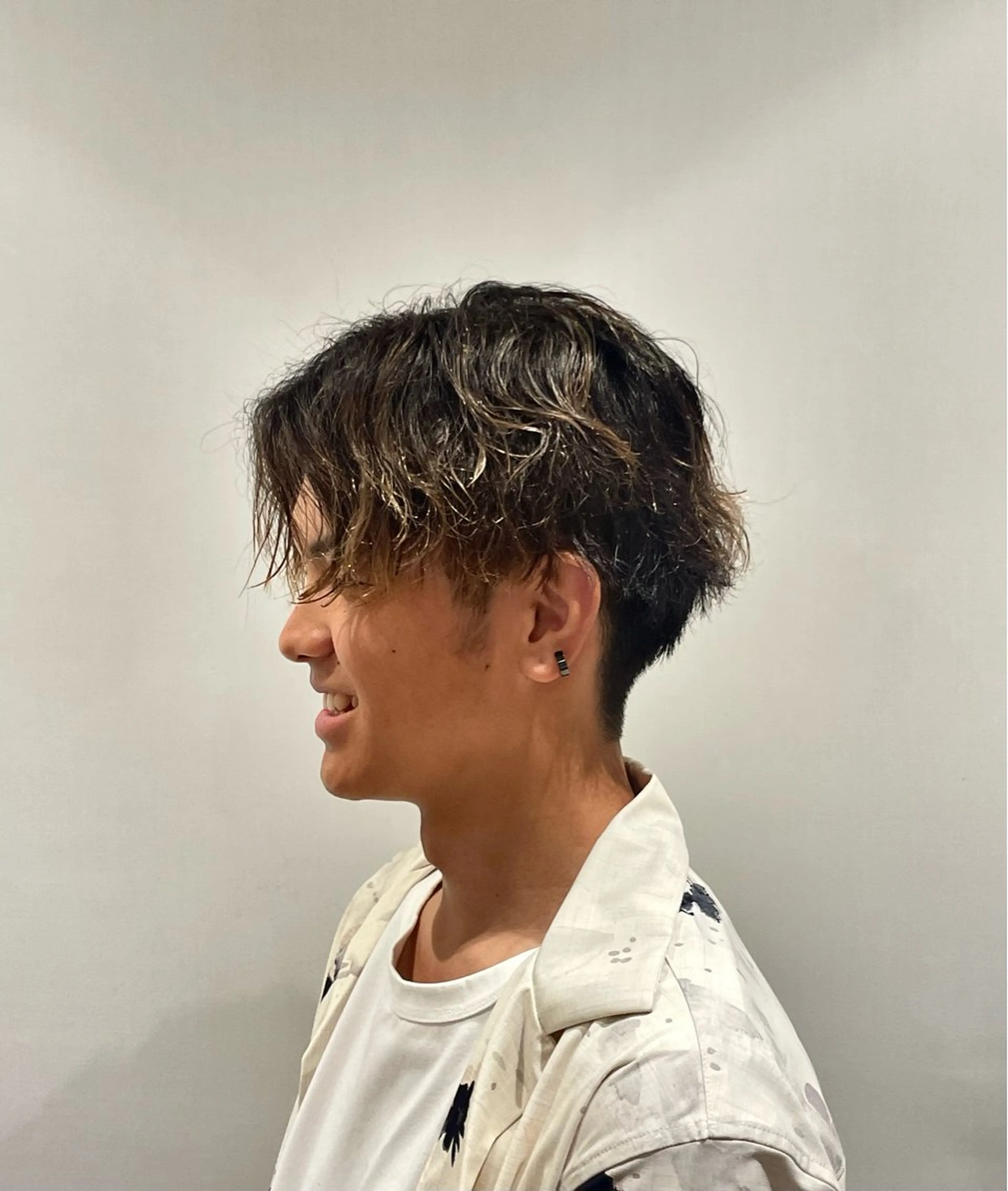 ミディアム パーマ メンズ ミディアムパーマ メンズブリーチ メンズパーマ カット パーマ 小村 侑生のヘアスタイル