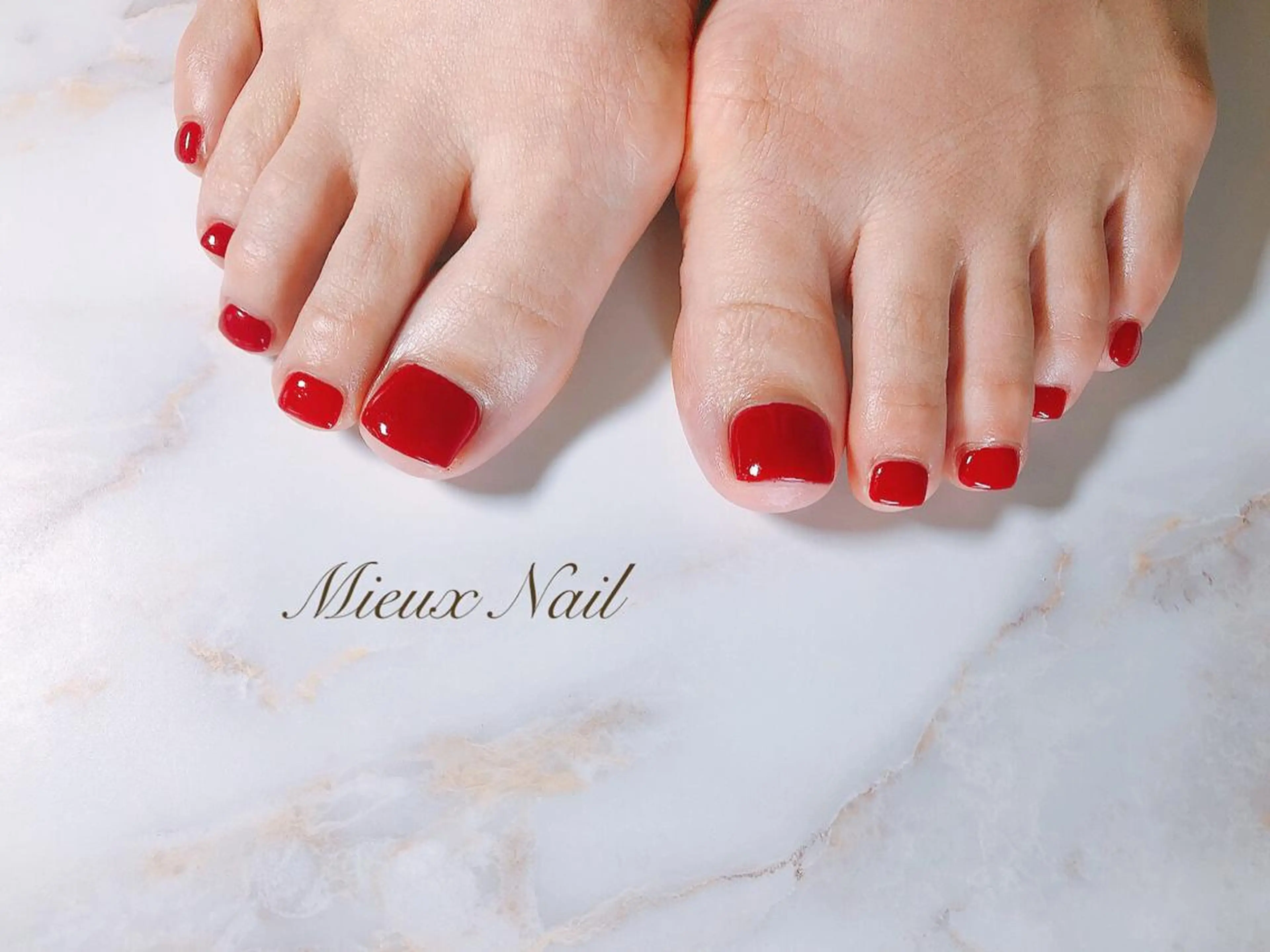 ネイル フットネイル ワンカラーネイル 赤色 シンプルネイル フットネイル 市川 麻衣子のネイルデザイン