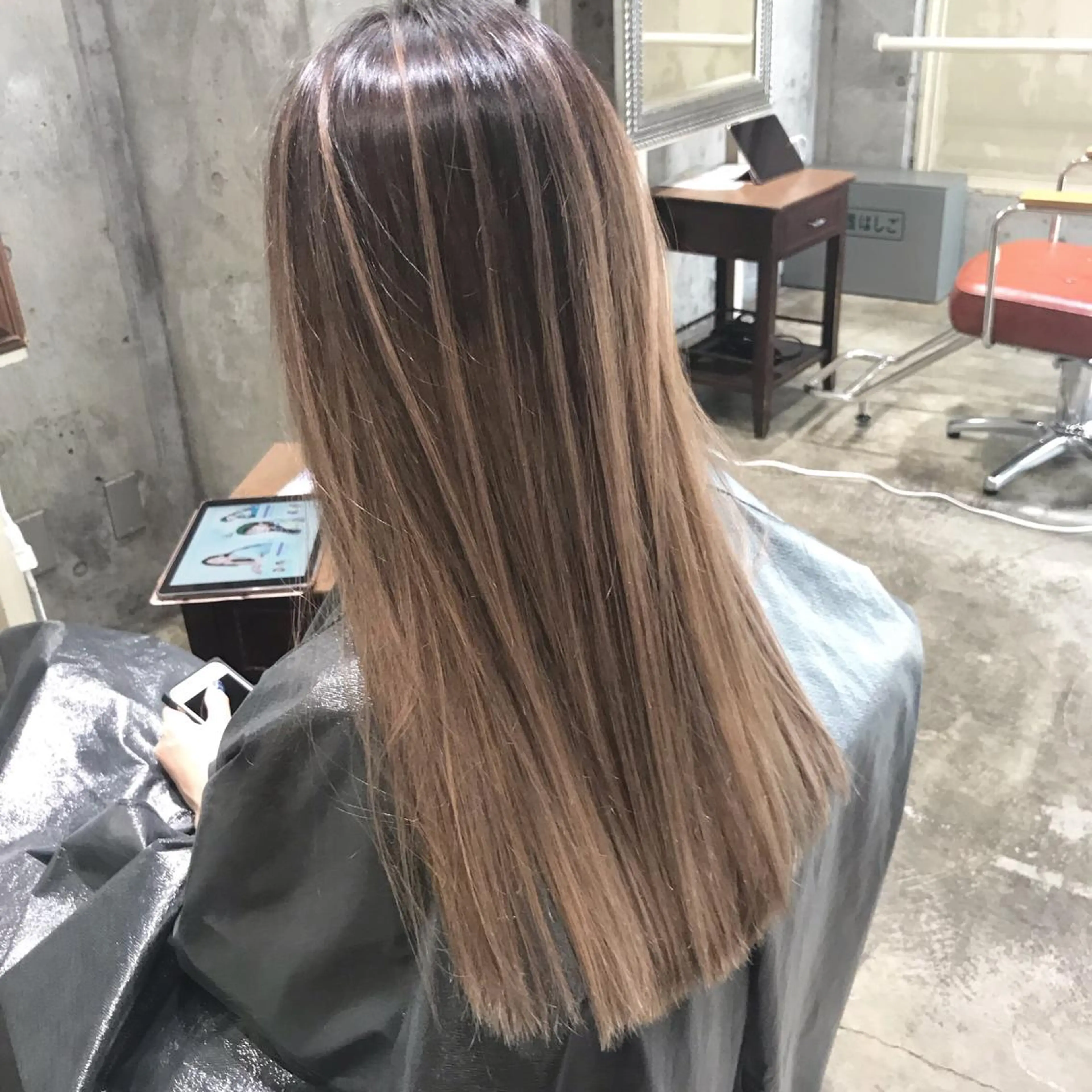ロング カラー バレイヤージュ ブリーチ レイヤーカット サロンドミルク 原宿のヘアスタイル
