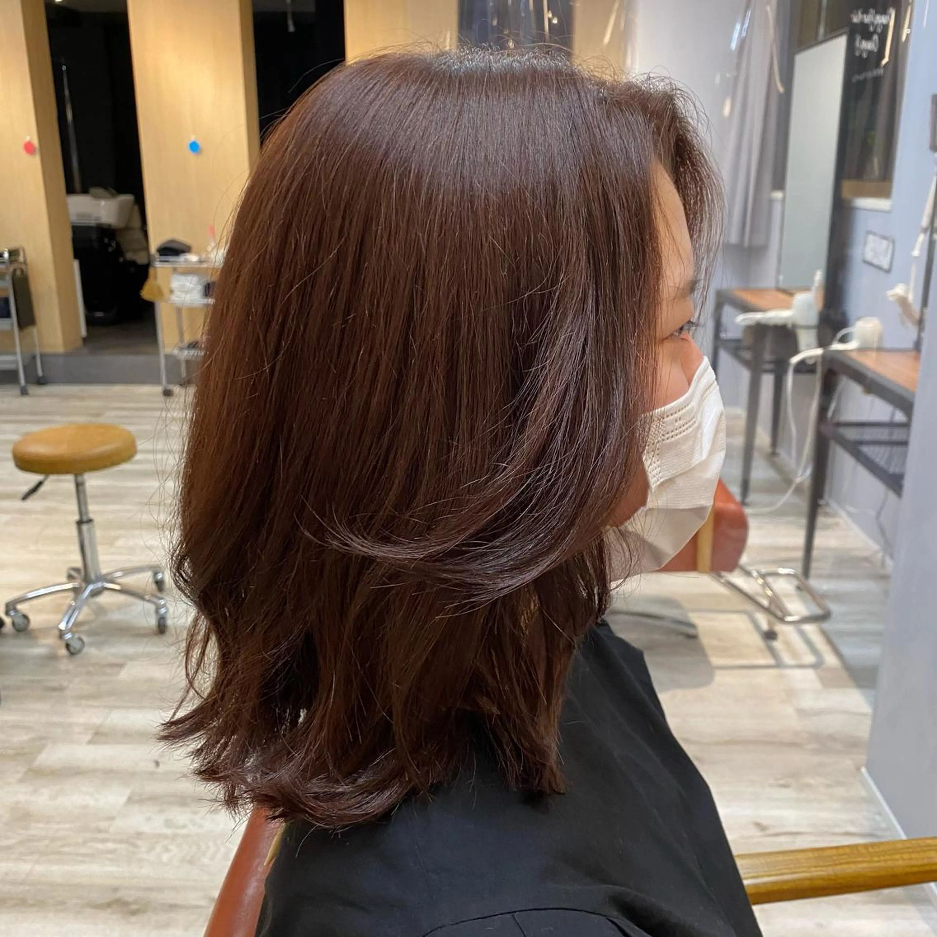 ミディアム ピンクブラウン レイヤーカット 透明感カラー✨ 酸性ストレート特化のヘアスタイル